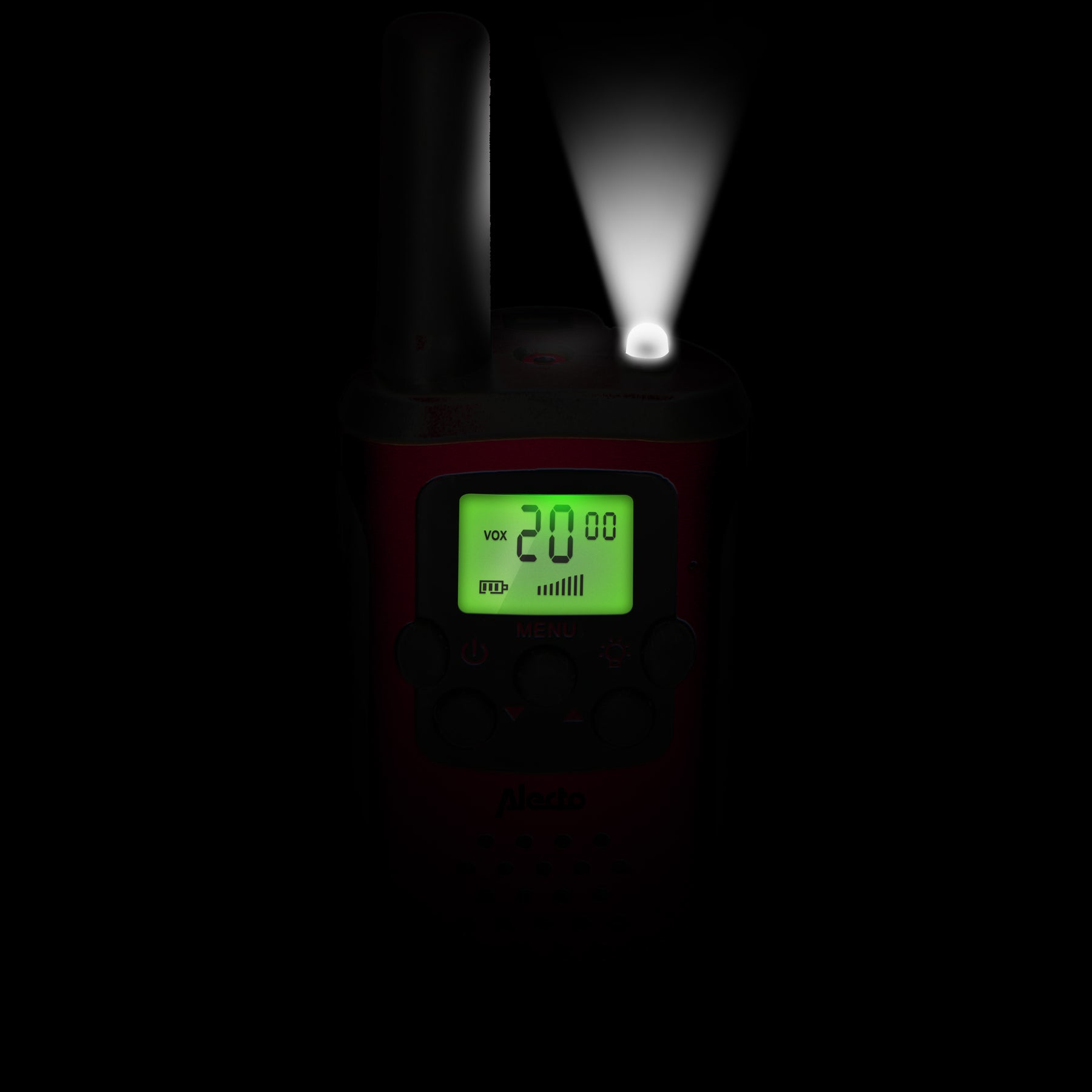 Un walkie-talkie negro brilla en la oscuridad con pantalla verde y una linterna blanca encendida.