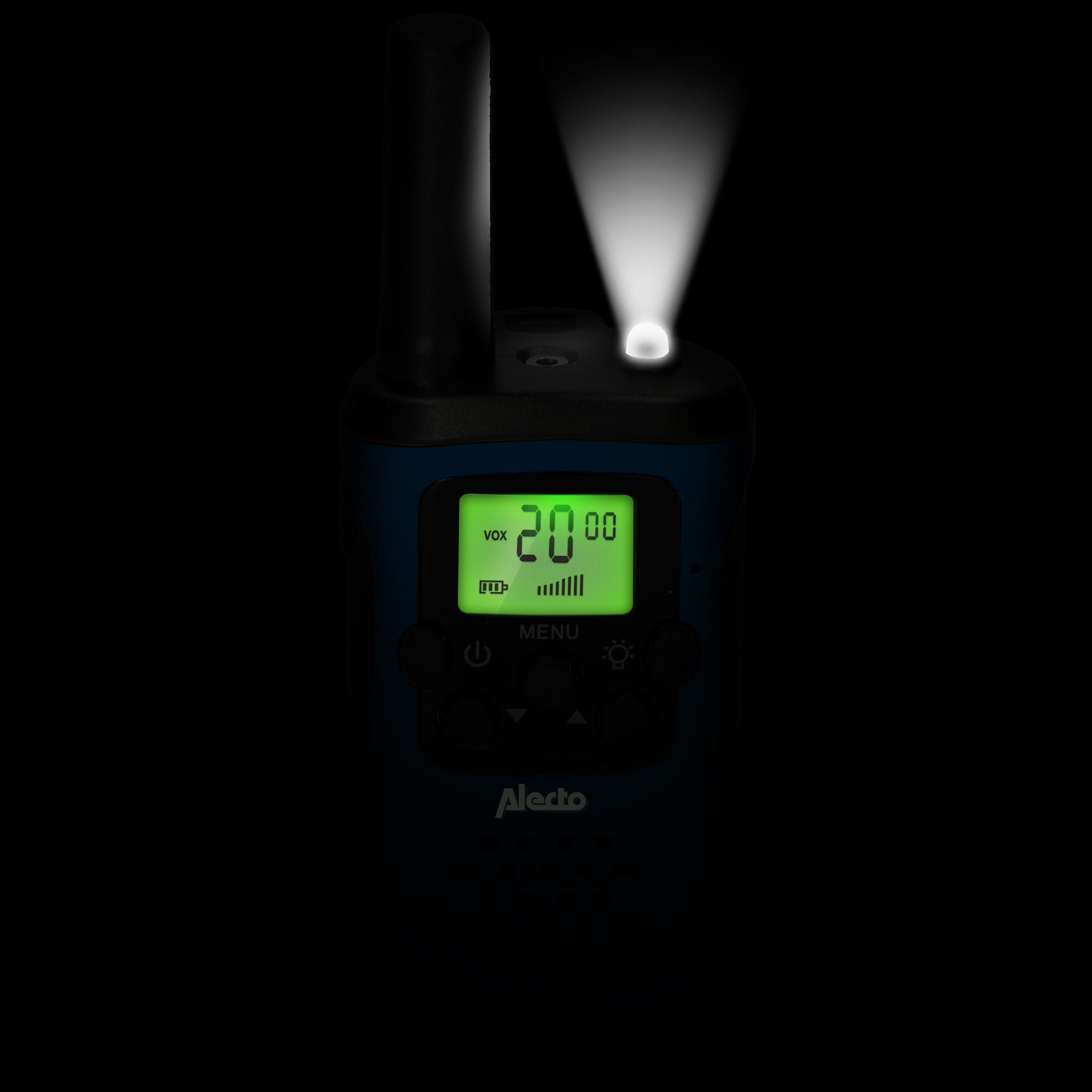 Un walkie-talkie Alecto blu e nero con schermo verde e una torcia accesa che proietta luce verso l'alto.