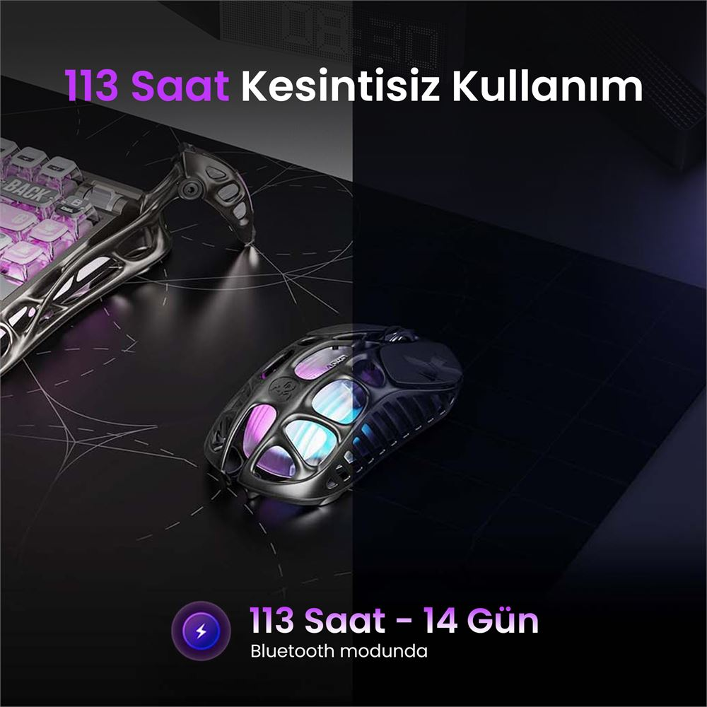 Desenli bir mousepad üzerinde renkli RGB aydınlatmalı siyah, futuristik bir oyuncu mouse ve klavyesi.