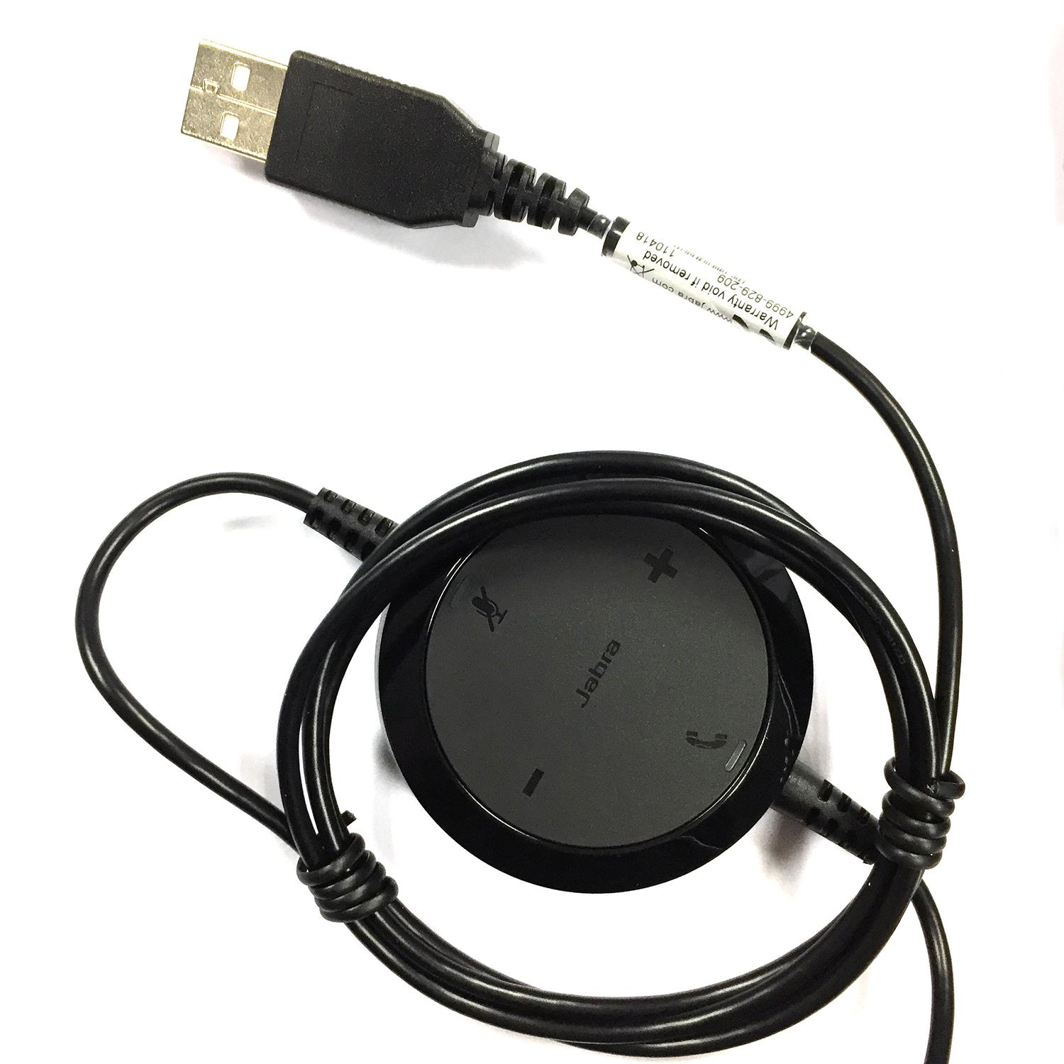 Beyaz arka planda USB kablosu ve kontrol düğmeleri olan siyah Jabra hoparlör.