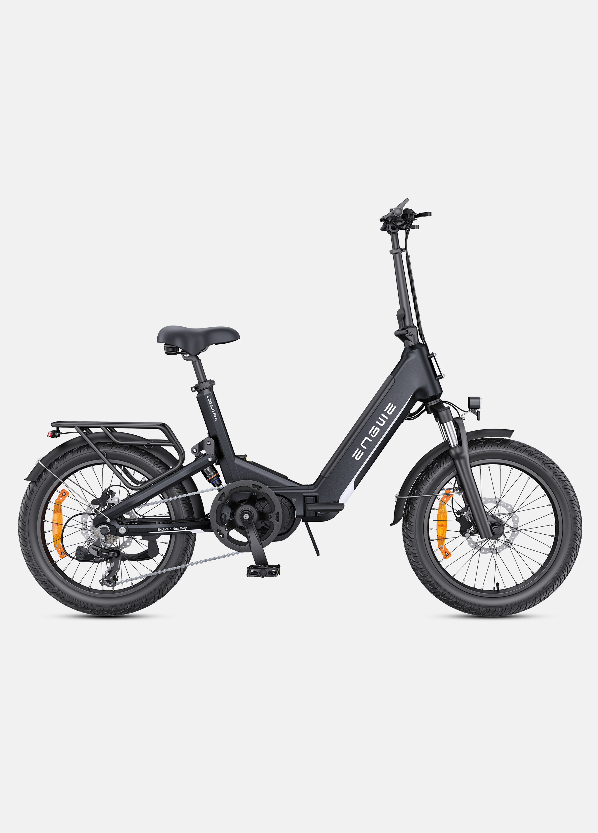 Una bicicletta elettrica pieghevole nera con pneumatici larghi, portapacchi e luce anteriore su sfondo bianco.