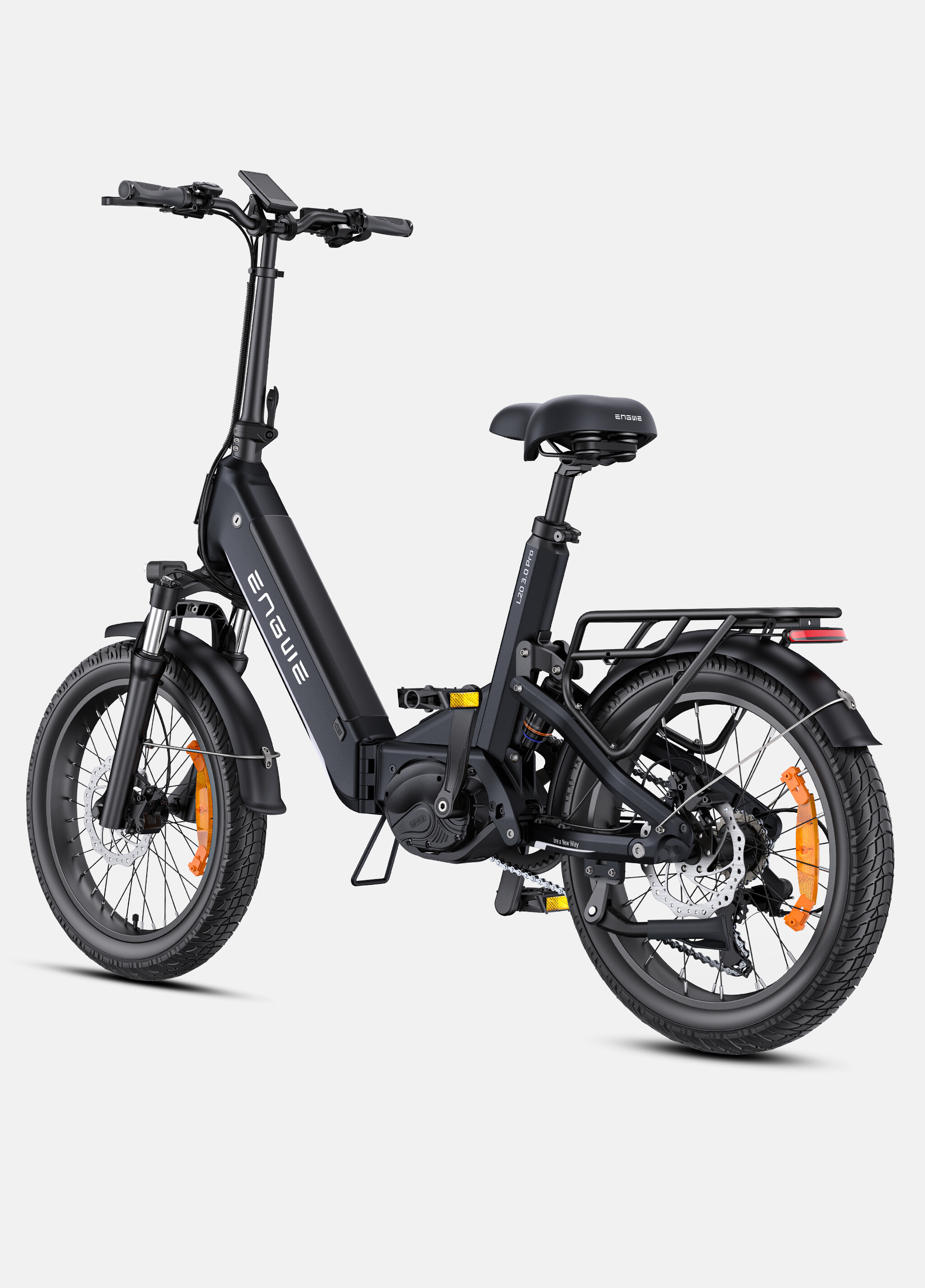 Una moderna e-bike nera con pneumatici larghi, portapacchi e display su sfondo chiaro.