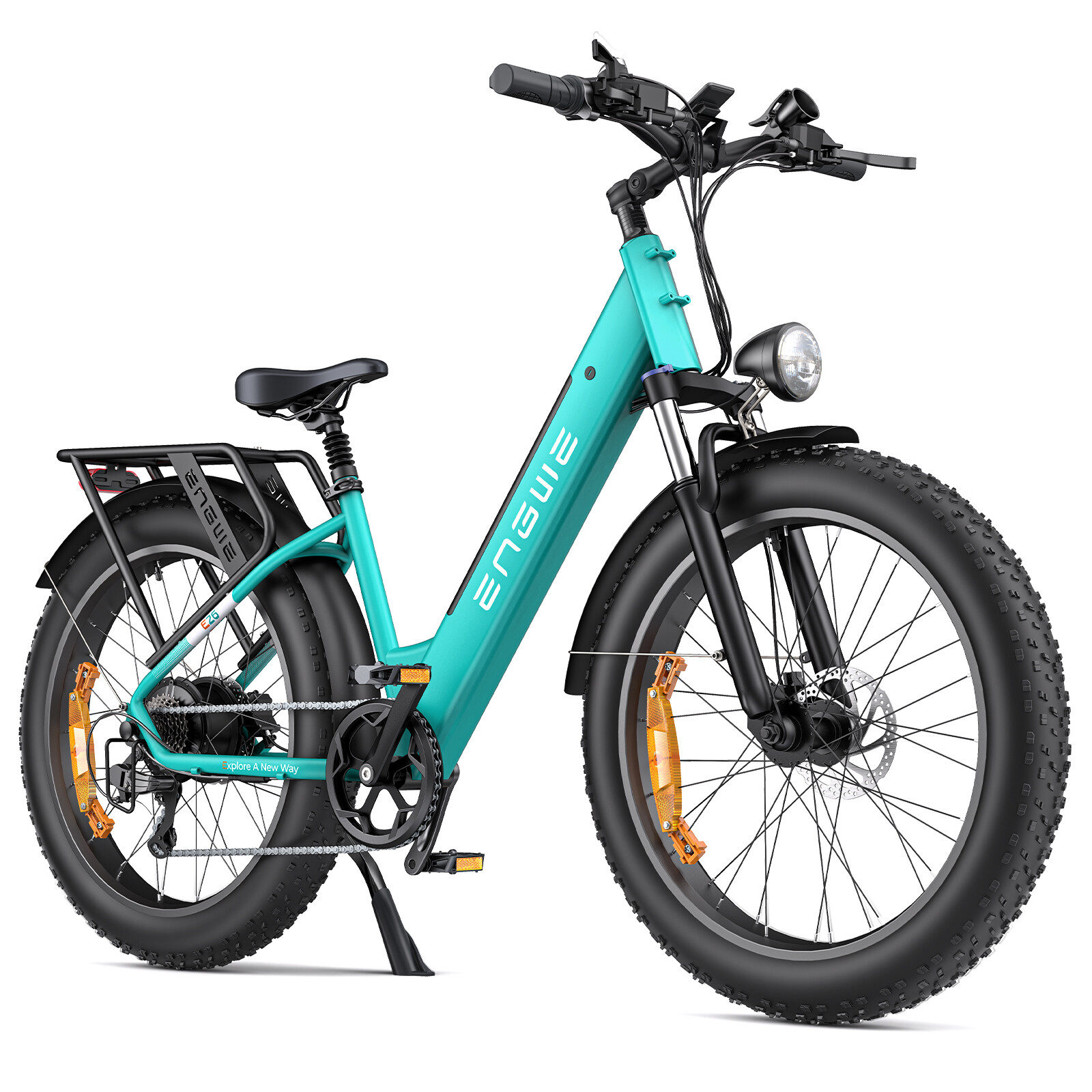 Una bici elettrica turchese con pneumatici larghi, dettagli neri, faro anteriore e portapacchi su sfondo bianco.