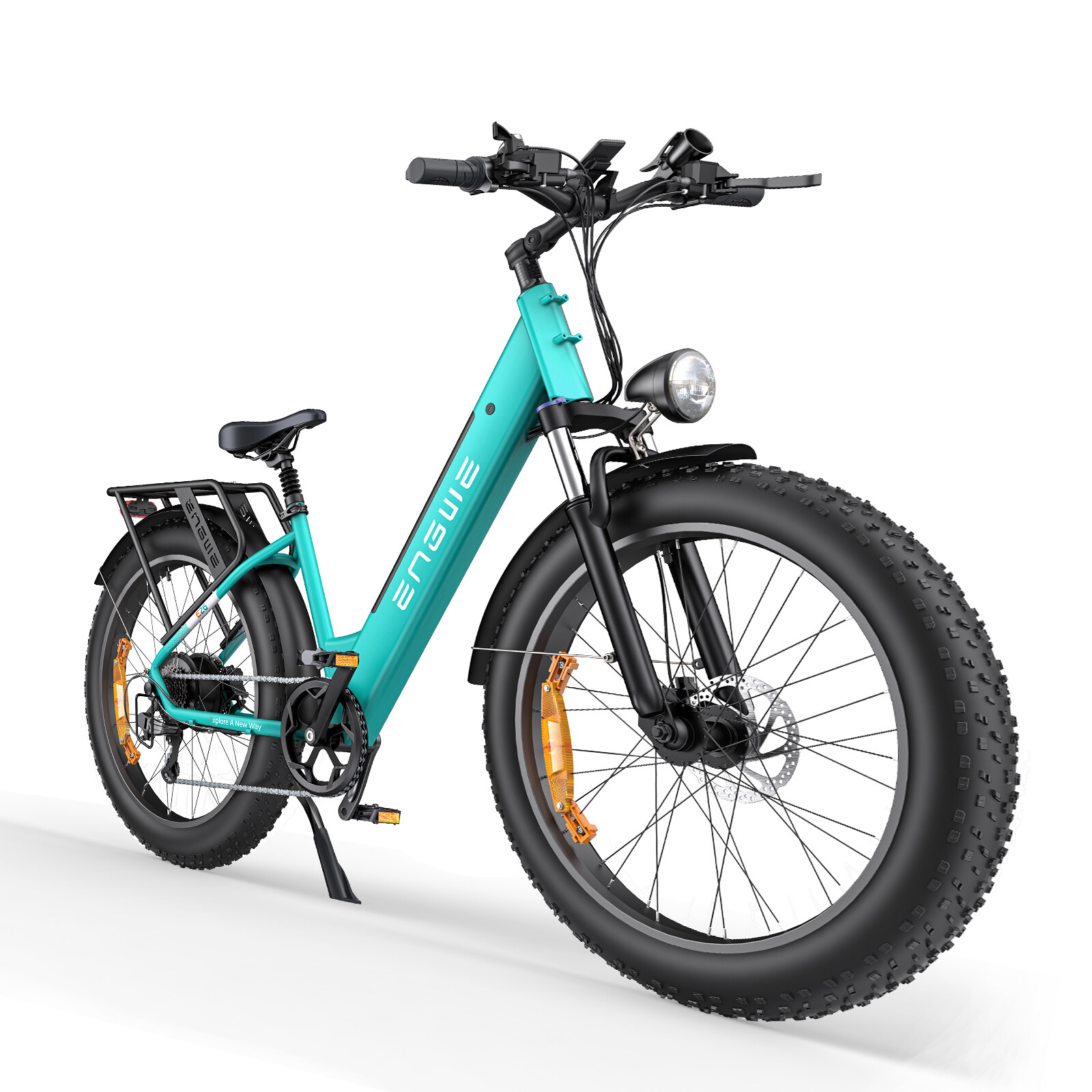 Una fat bike elettrica turchese con pneumatici larghi, luce anteriore e portapacchi su sfondo bianco.