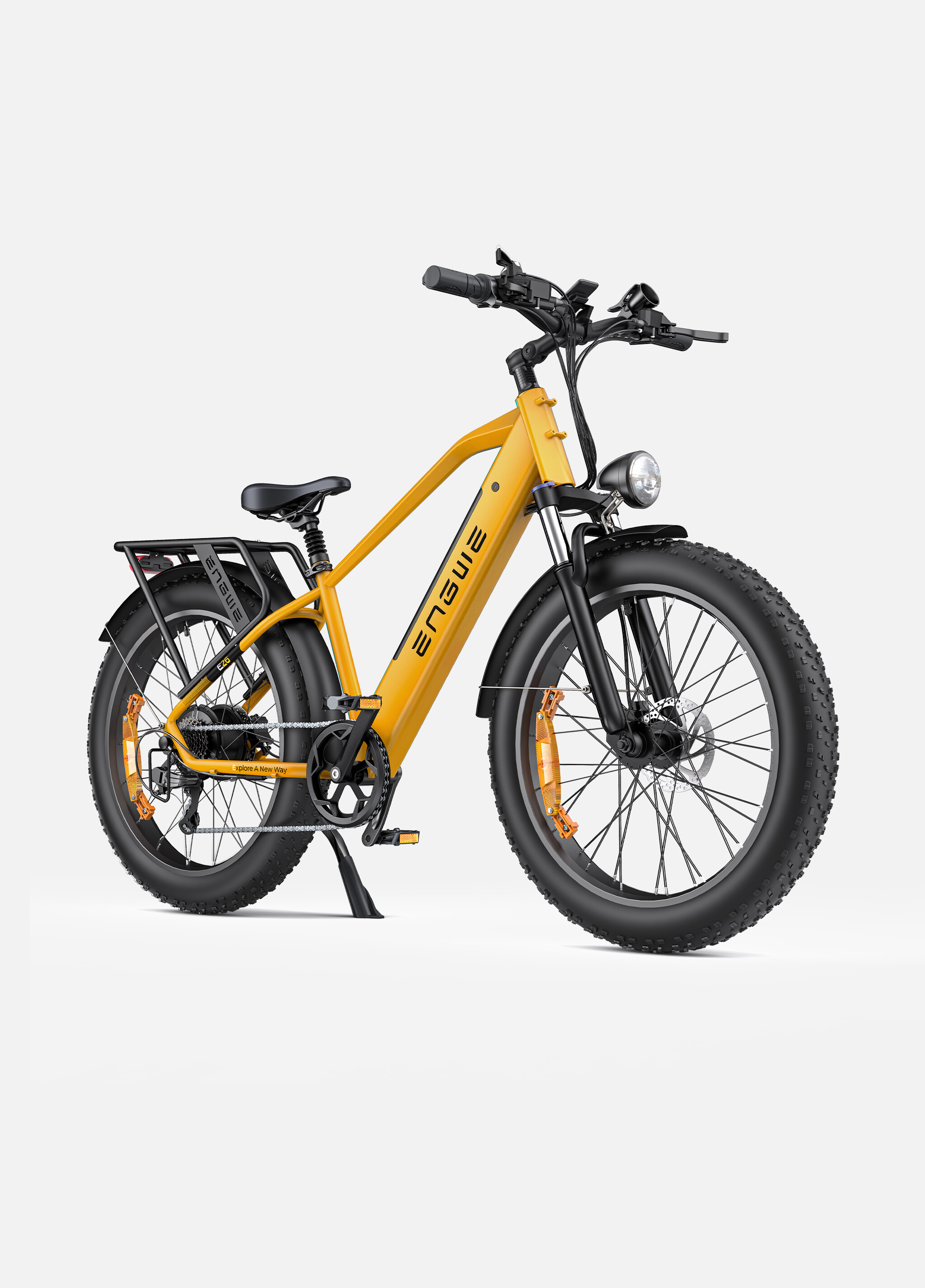 Una e-bike Engwe gialla con pneumatici larghi e luce anteriore su sfondo bianco.