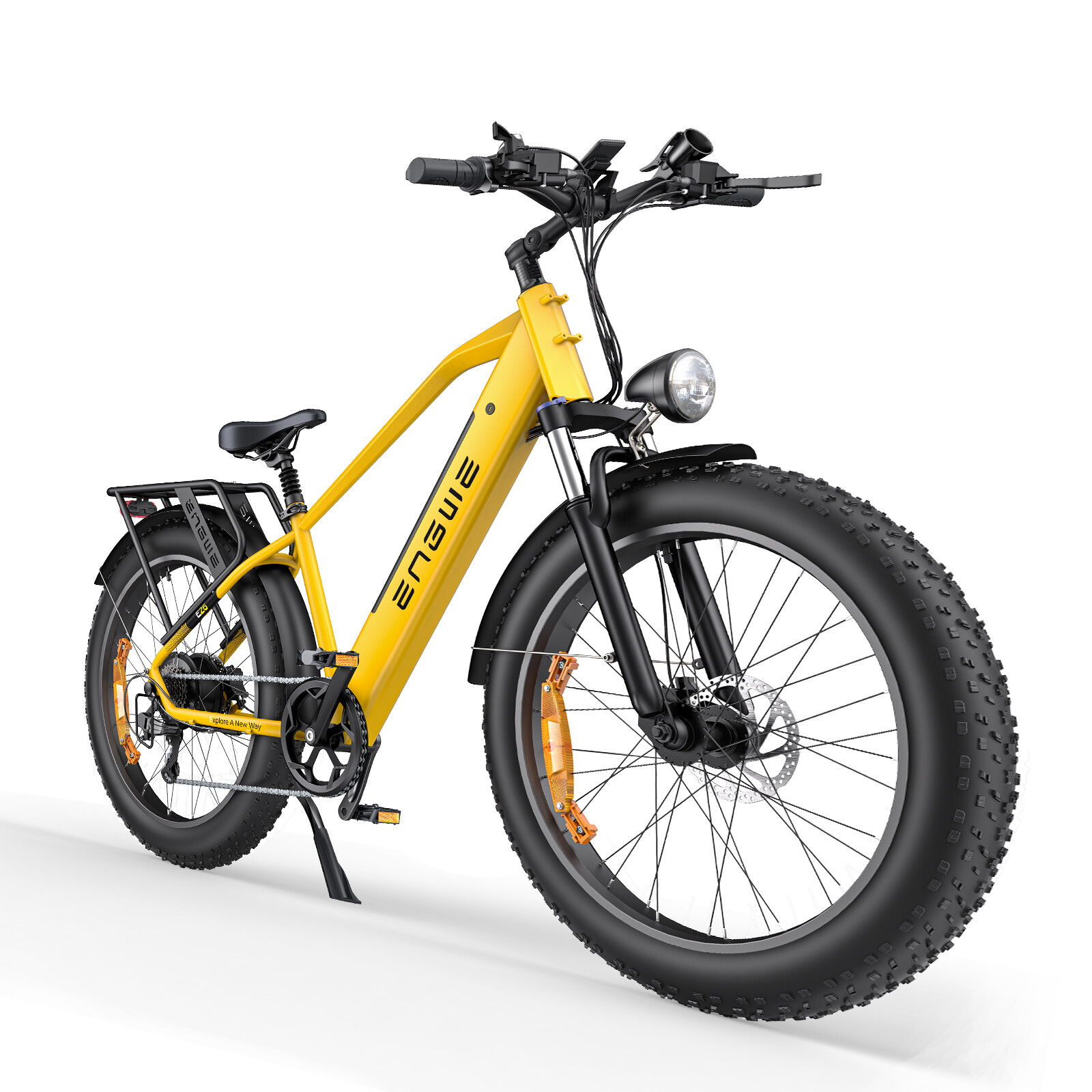 Una bicicletta elettrica gialla con pneumatici larghi e faro anteriore su sfondo bianco.