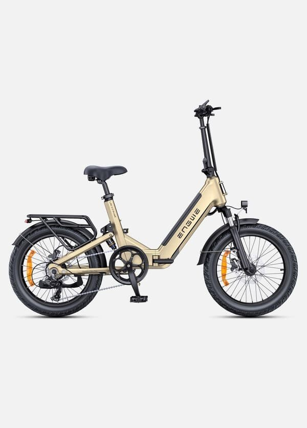 Una e-bike pieghevole dorata con manubrio, sella e pneumatici spessi neri su sfondo bianco.
