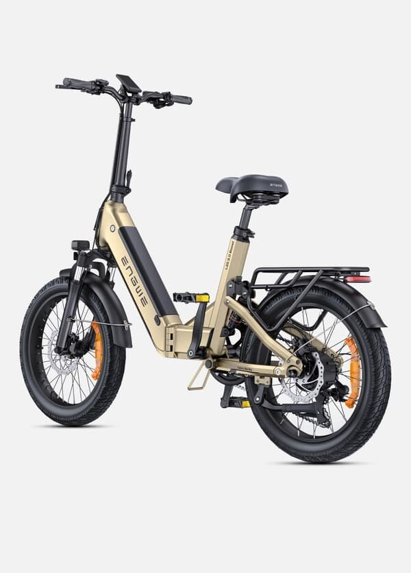 Una moderna bici elettrica pieghevole oro e nera con gomme larghe, faro anteriore e portapacchi su sfondo bianco.