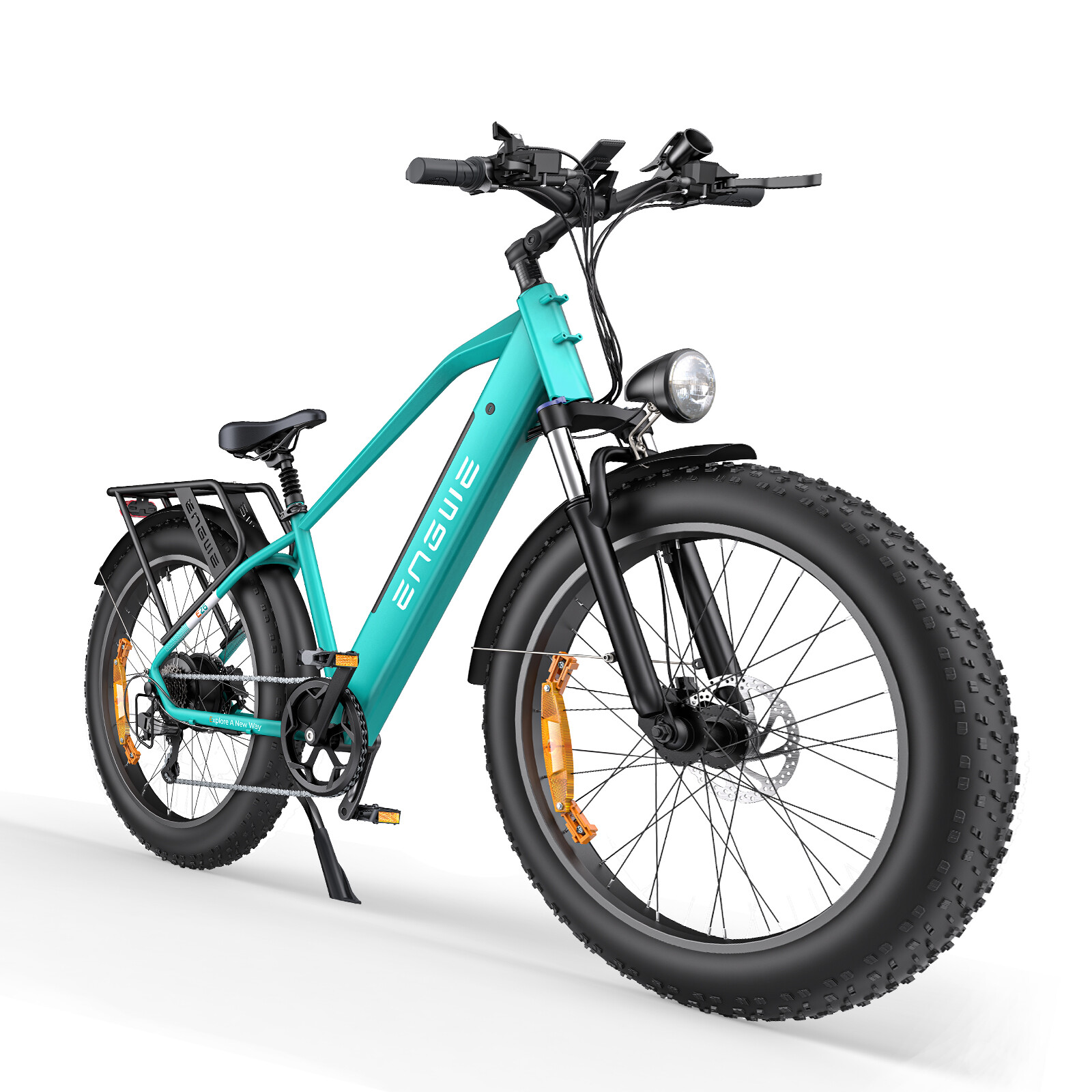 Una bici elettrica turchese con ruote fat, forcella nera, faro, portapacchi e cavalletto su sfondo bianco.
