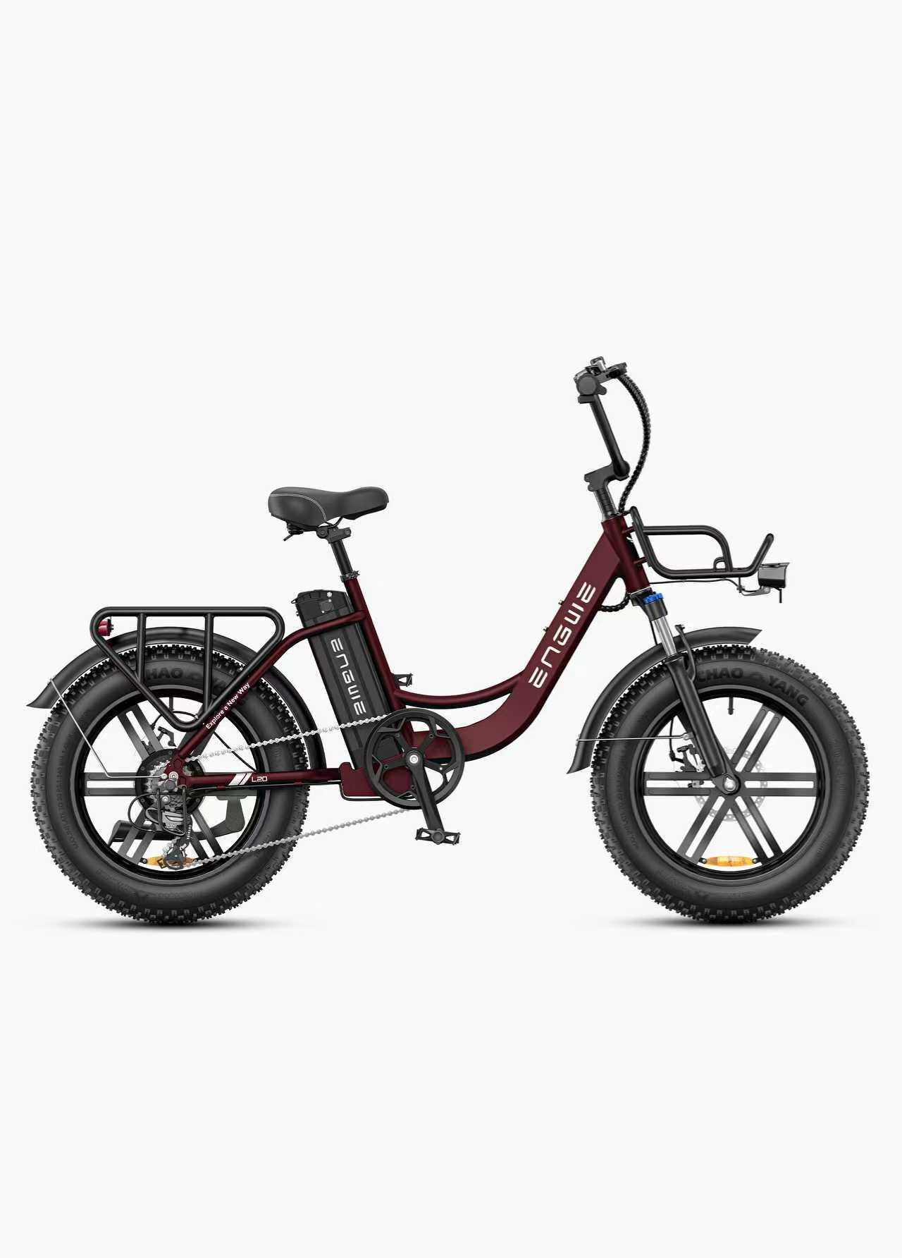 Una bicicletta elettrica color vinaccia con pneumatici larghi, portapacchi e telaio nero su sfondo bianco.
