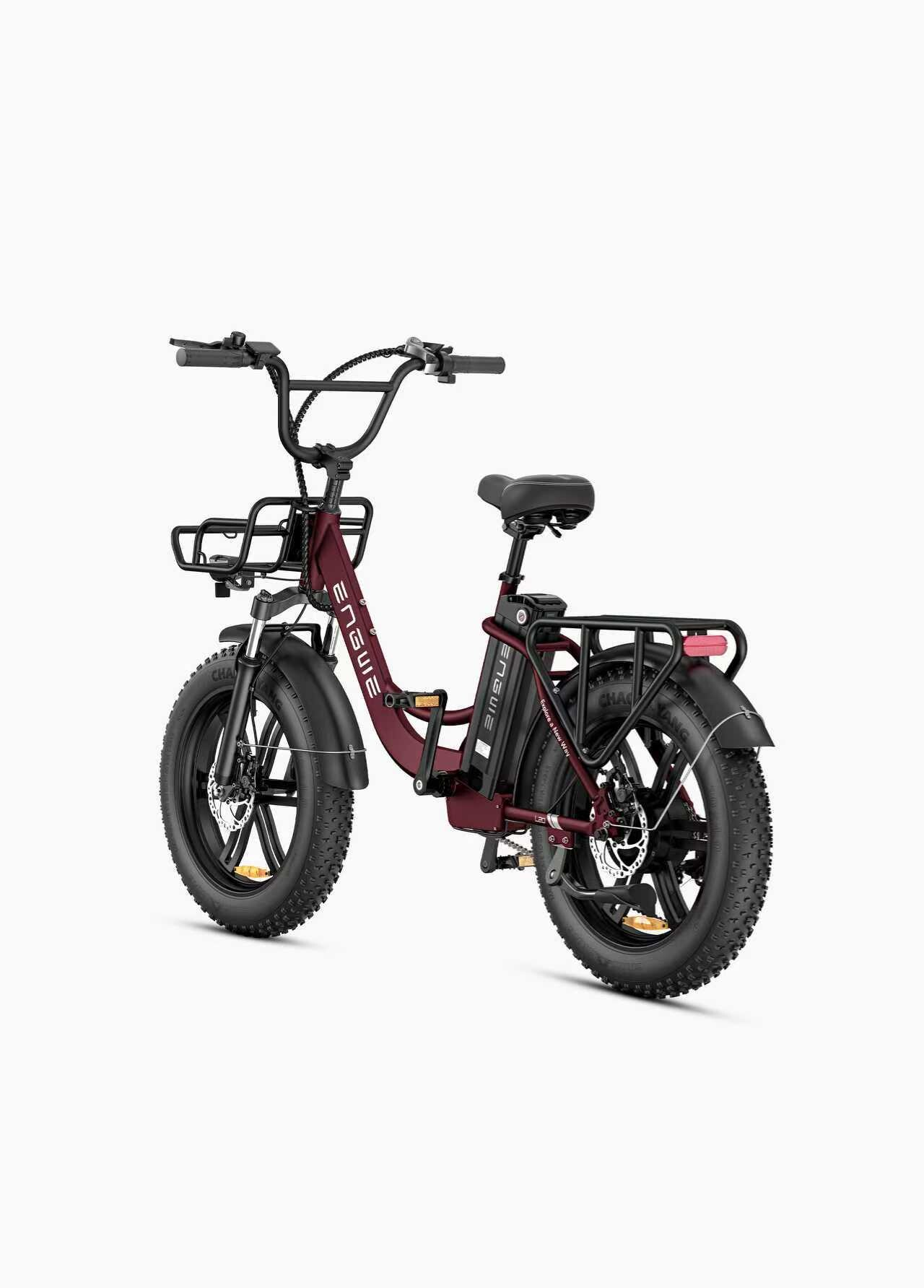 Una bici elettrica bordeaux con pneumatici larghi, portapacchi anteriore e posteriore, su sfondo bianco.
