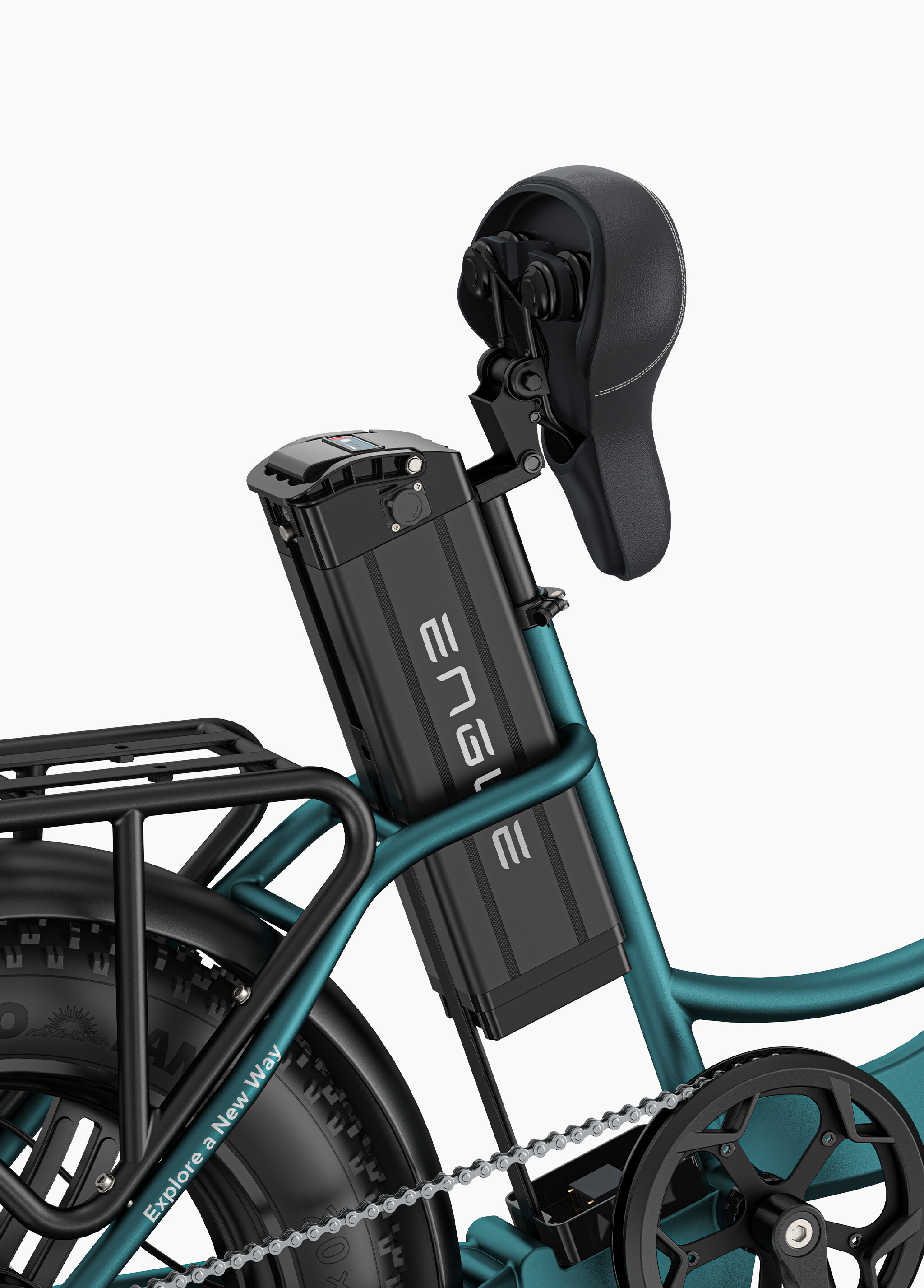 Vista laterale della batteria e della sella di una bicicletta elettrica turchese su sfondo bianco.