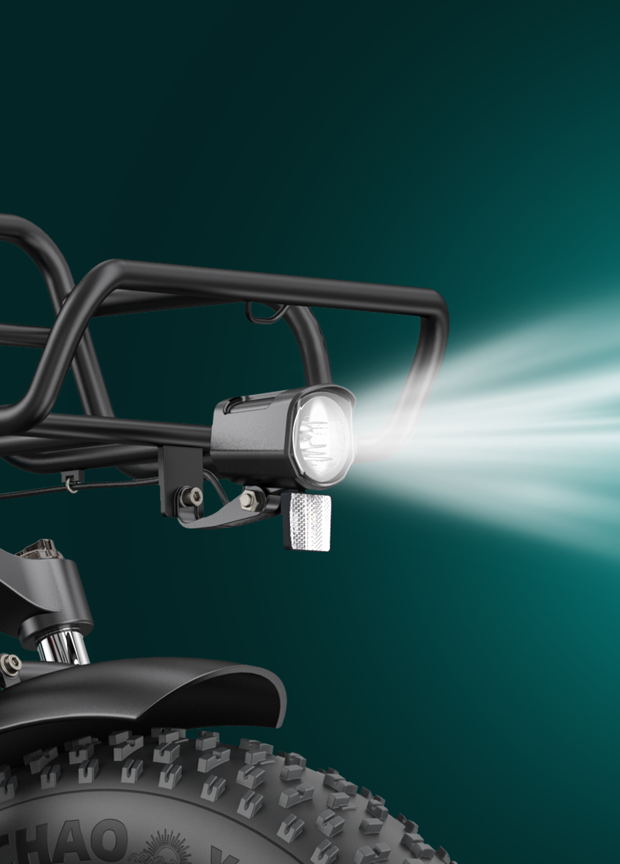 Il faro anteriore di una bicicletta nera è acceso e proietta un fascio di luce brillante su uno sfondo verde scuro.