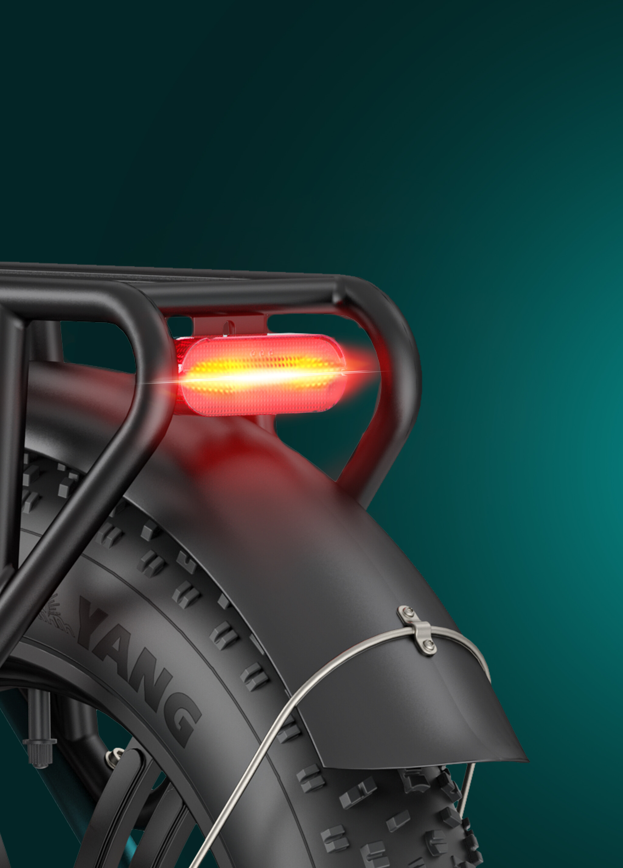 Una luce posteriore per bicicletta rossa illuminata sotto un portapacchi su parafango nero.