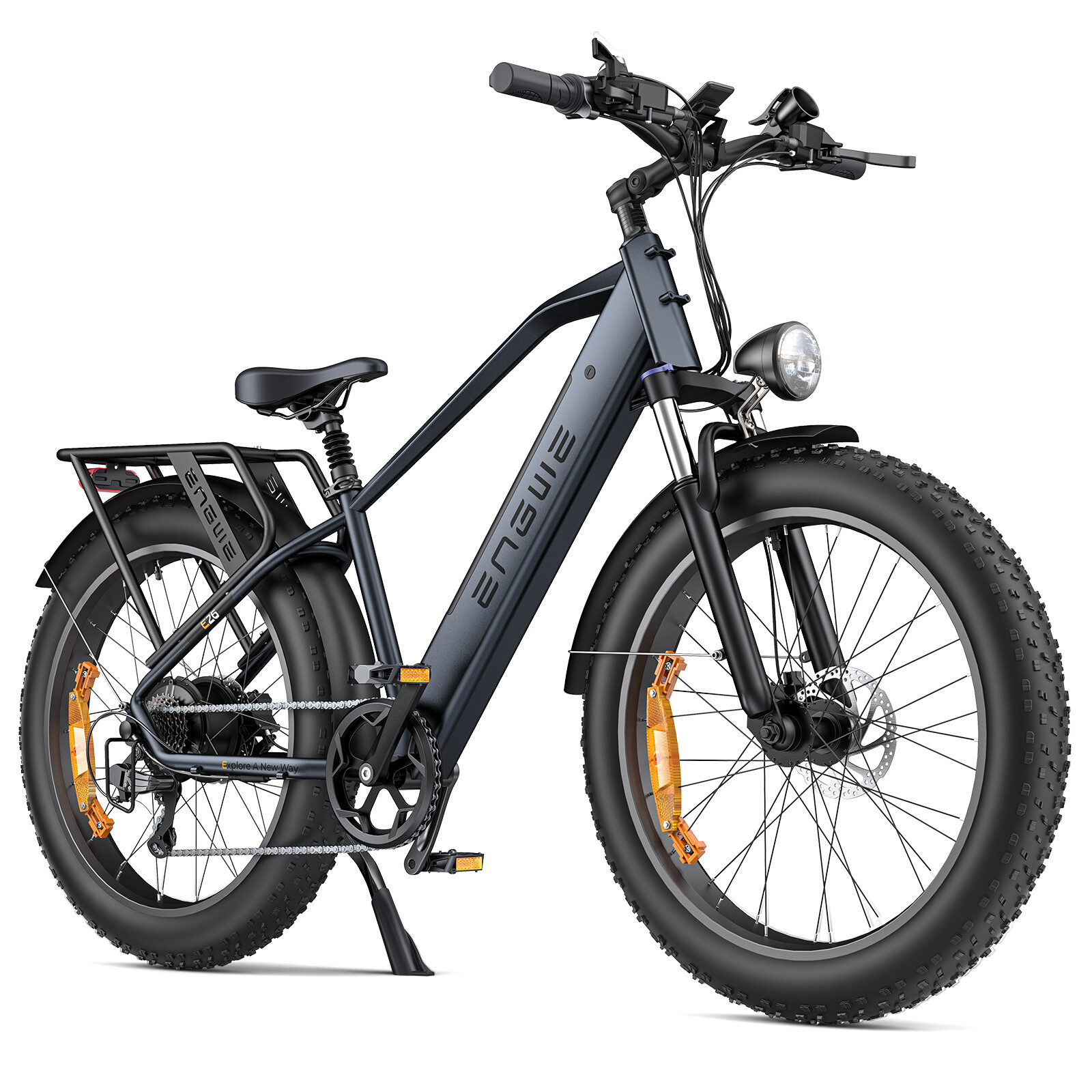Una fat bike elettrica nera con luce anteriore, portapacchi e cavalletto su sfondo bianco.