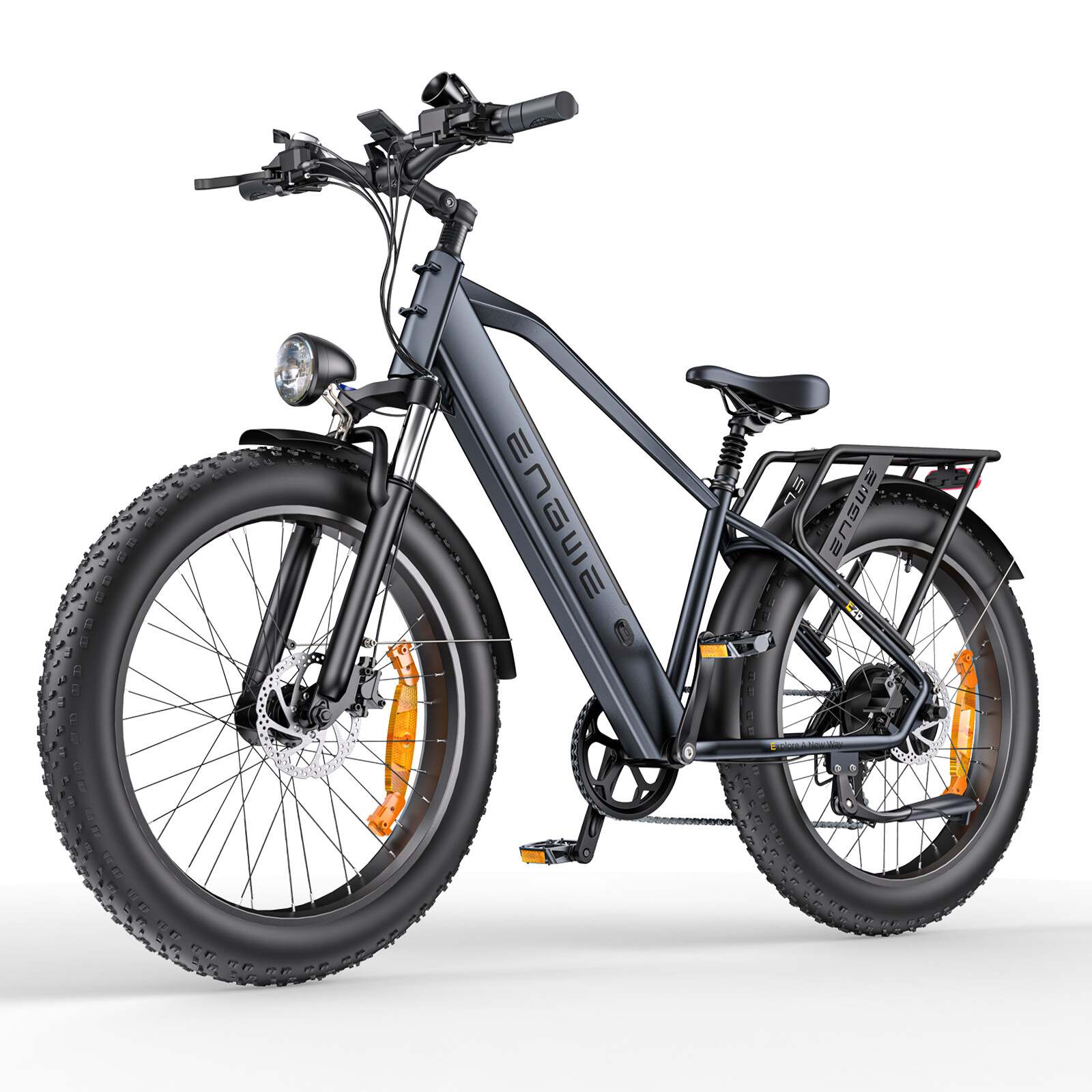 Una e-bike grigia con pneumatici larghi, portapacchi, faro anteriore e freni a disco su sfondo bianco.