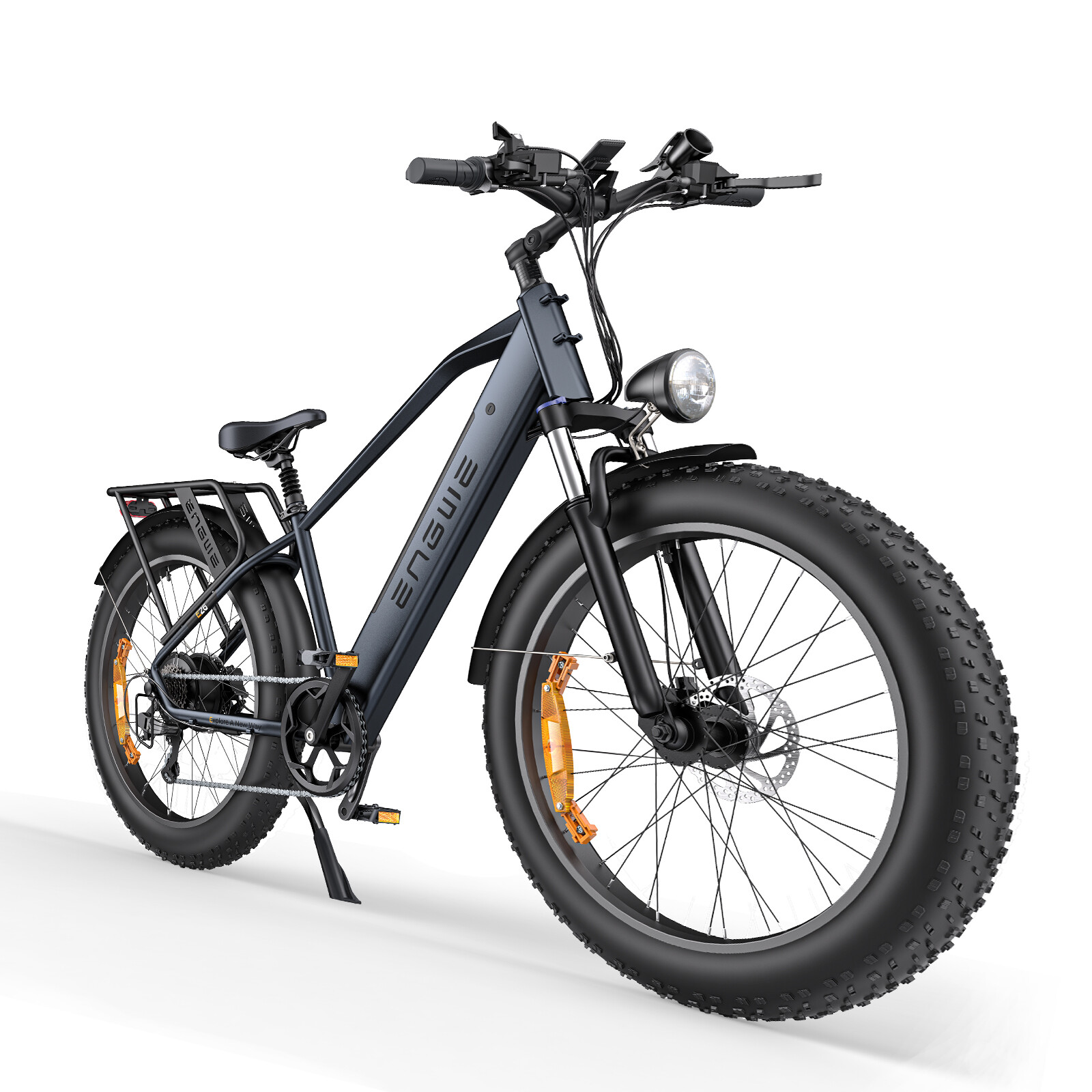 Una fat bike elettrica nera con pneumatici larghi, faro anteriore e portapacchi su sfondo bianco.