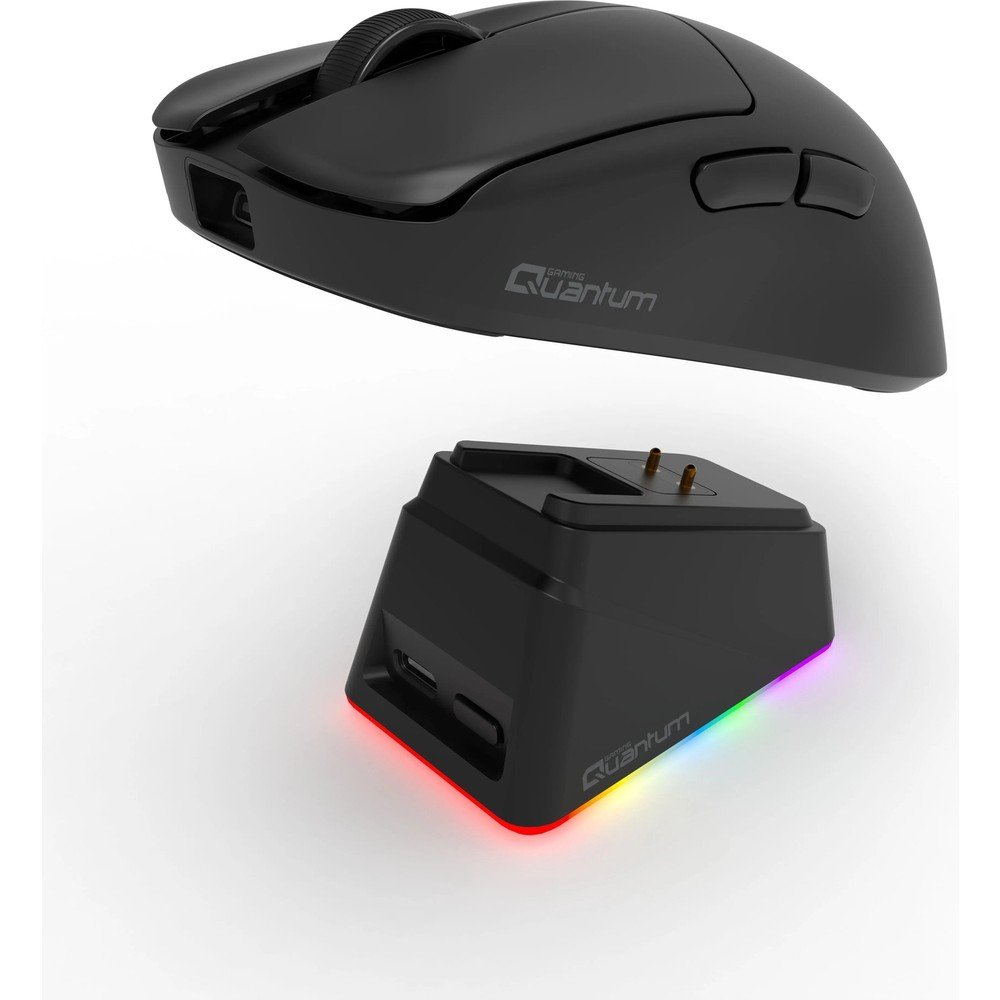 Beyaz arka planda RGB aydınlatmalı şarj istasyonunun üzerinde siyah kablosuz oyuncu faresi.