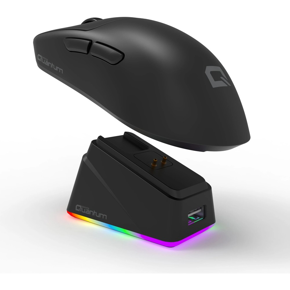 RGB aydınlatmalı şarj yuvasının üzerinde duran siyah oyuncu faresi.