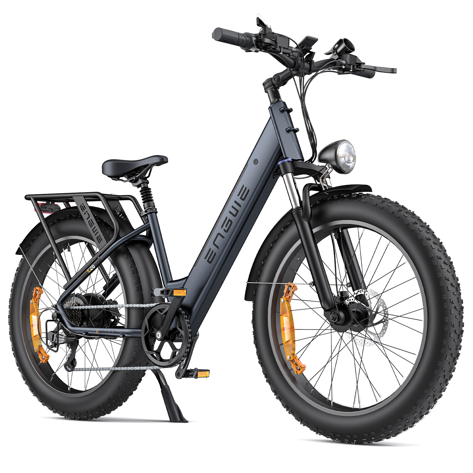 Una e-bike nera con ruote fat, telaio ribassato, faro anteriore, portapacchi e cavalletto su sfondo bianco.