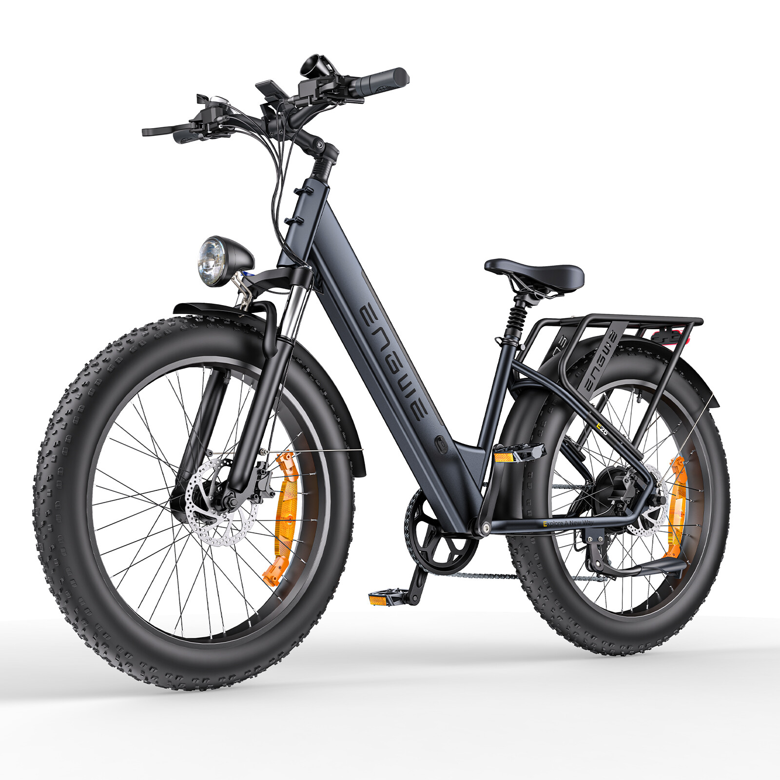 Una bicicletta elettrica nera con pneumatici larghi isolata su sfondo bianco.