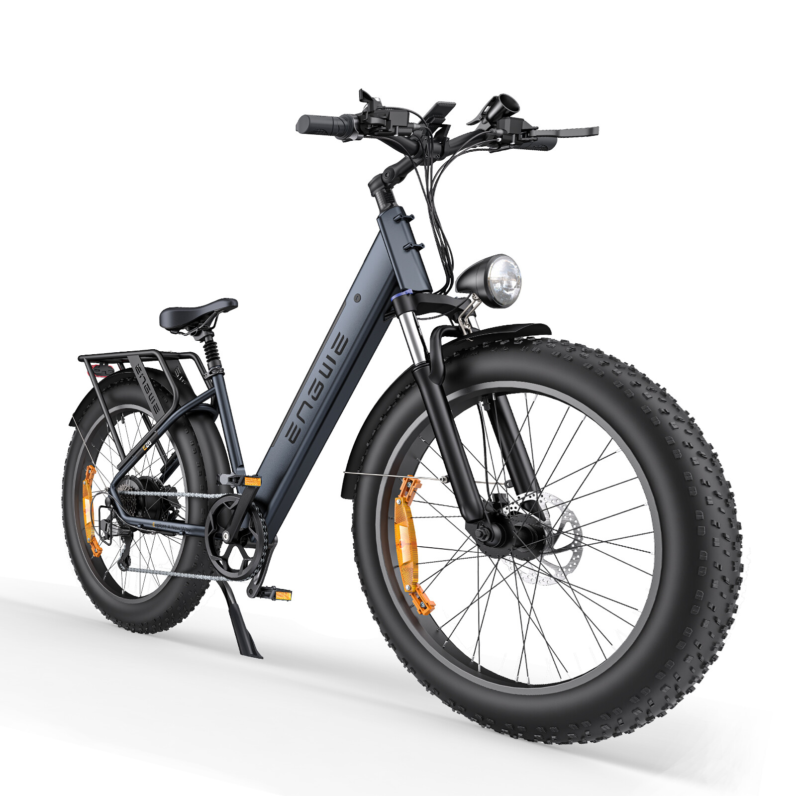 Una bici elettrica nera con pneumatici larghi, faro, portapacchi e cavalletto su sfondo bianco.
