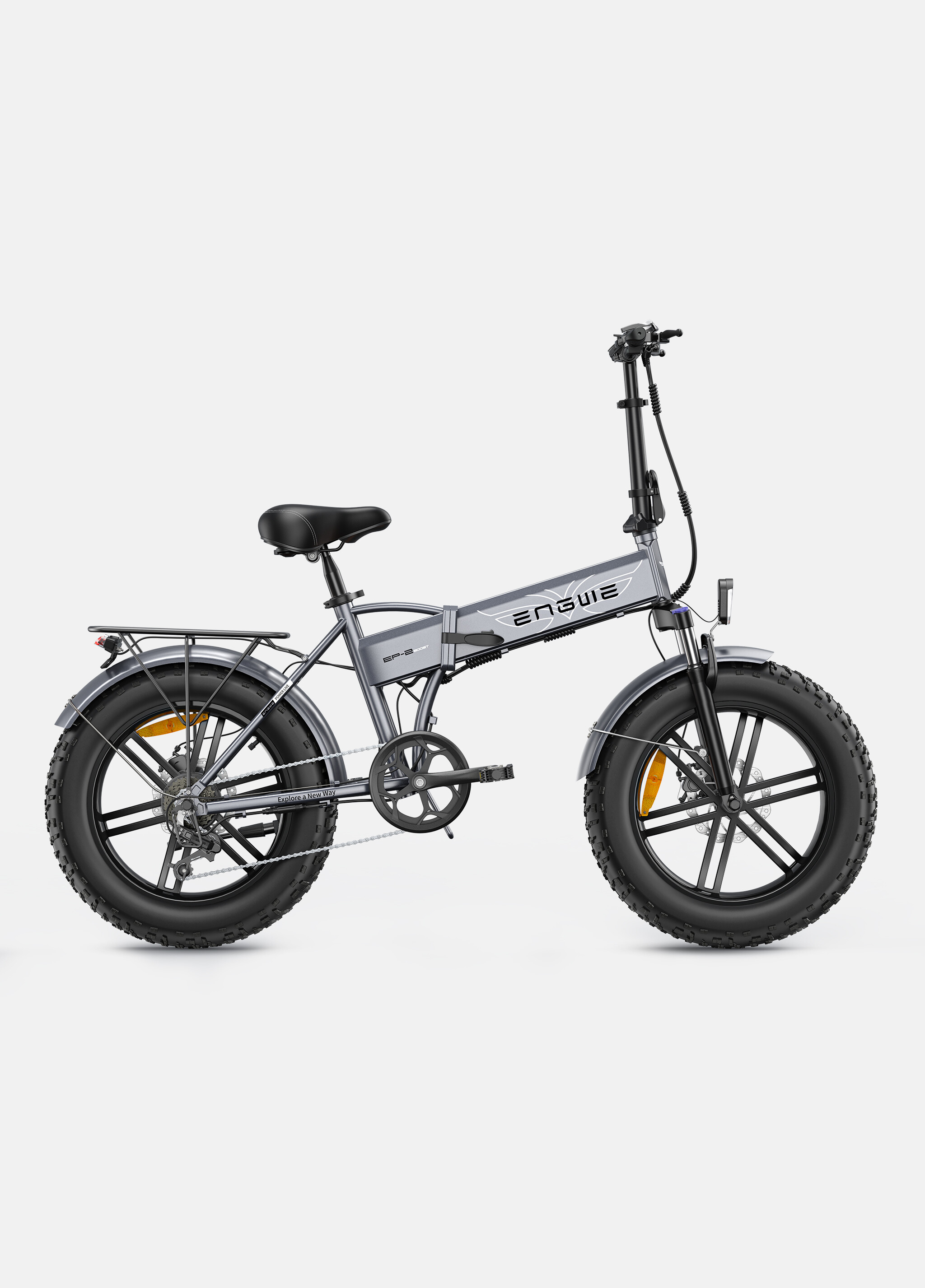 Bici elettrica pieghevole grigia con pneumatici larghi, sella nera e portapacchi su sfondo bianco.