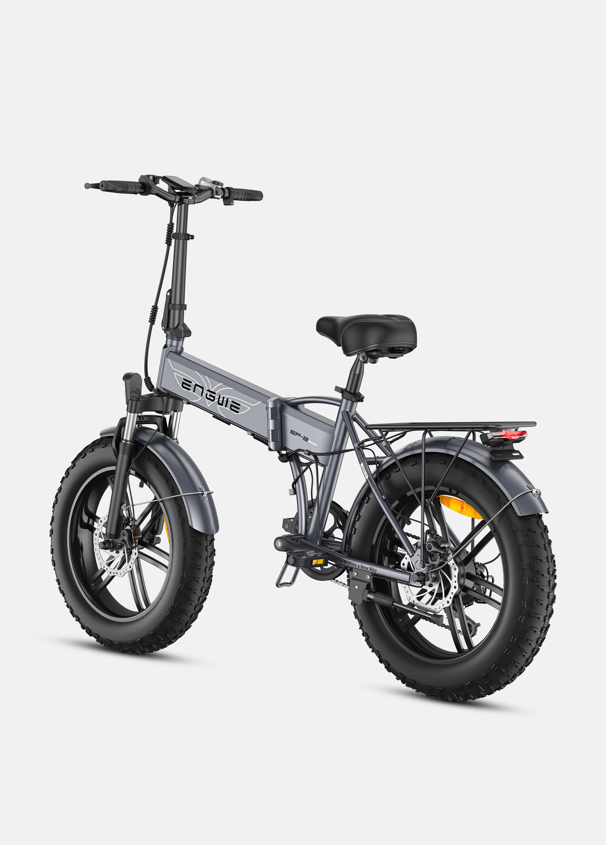 Bicicletta elettrica pieghevole grigia con pneumatici larghi, portapacchi e freni a disco su sfondo chiaro.