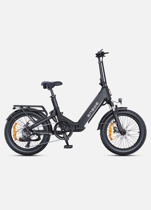 Una bici elettrica nera con telaio ribassato e pneumatici larghi su sfondo bianco.