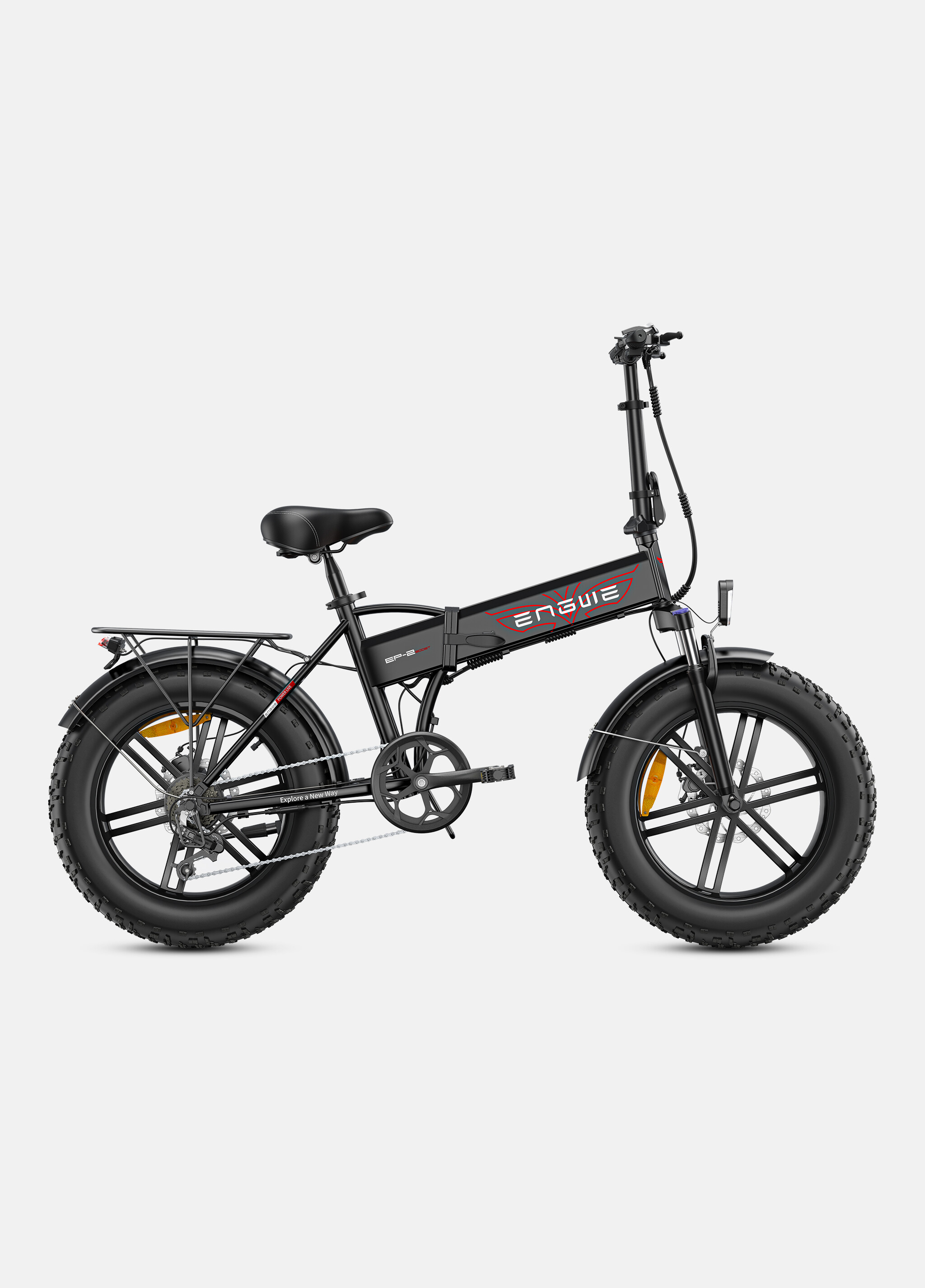 Una bici elettrica pieghevole nera con pneumatici larghi e portapacchi su sfondo chiaro.