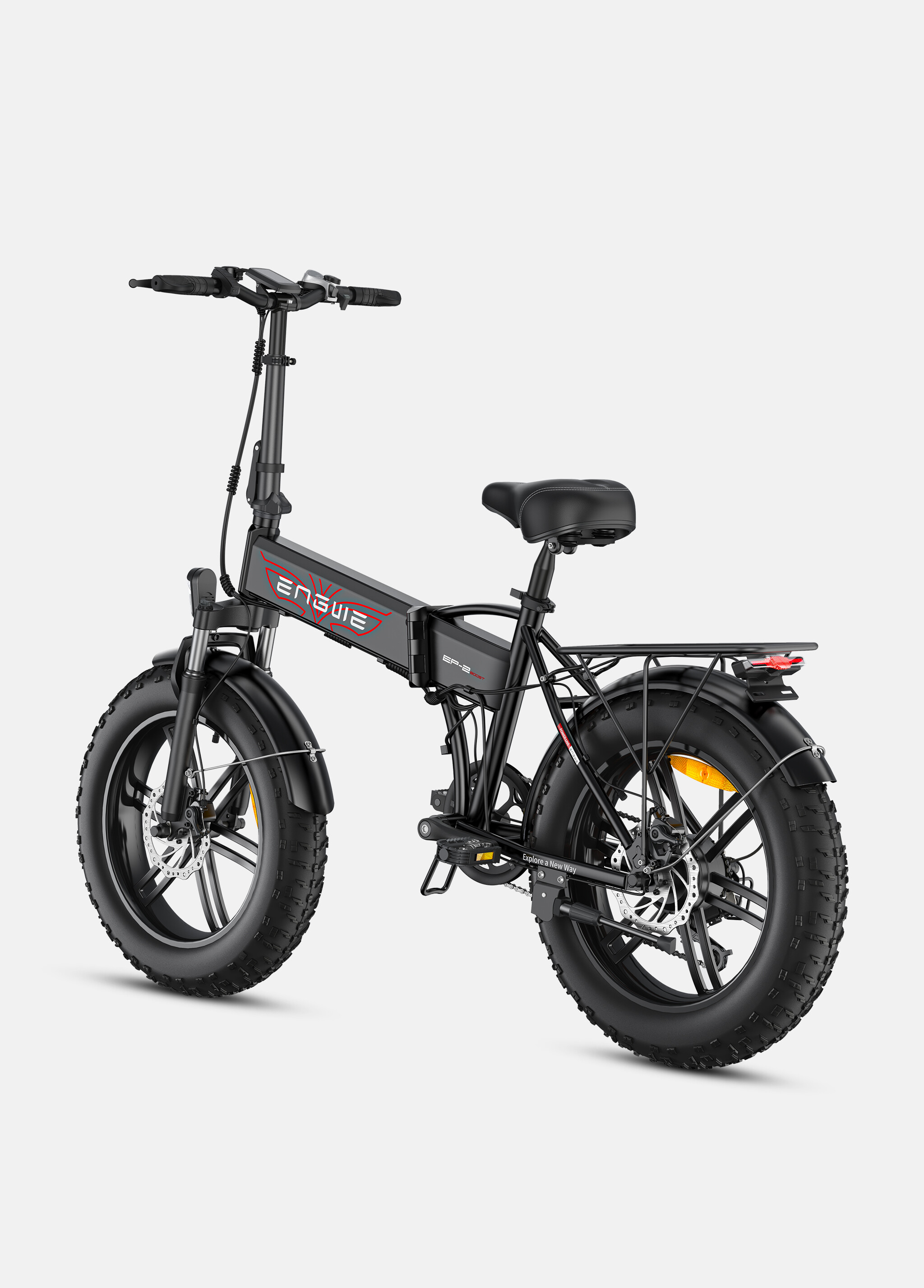 Una e-bike pieghevole nera con pneumatici larghi e logo rosso su sfondo chiaro.