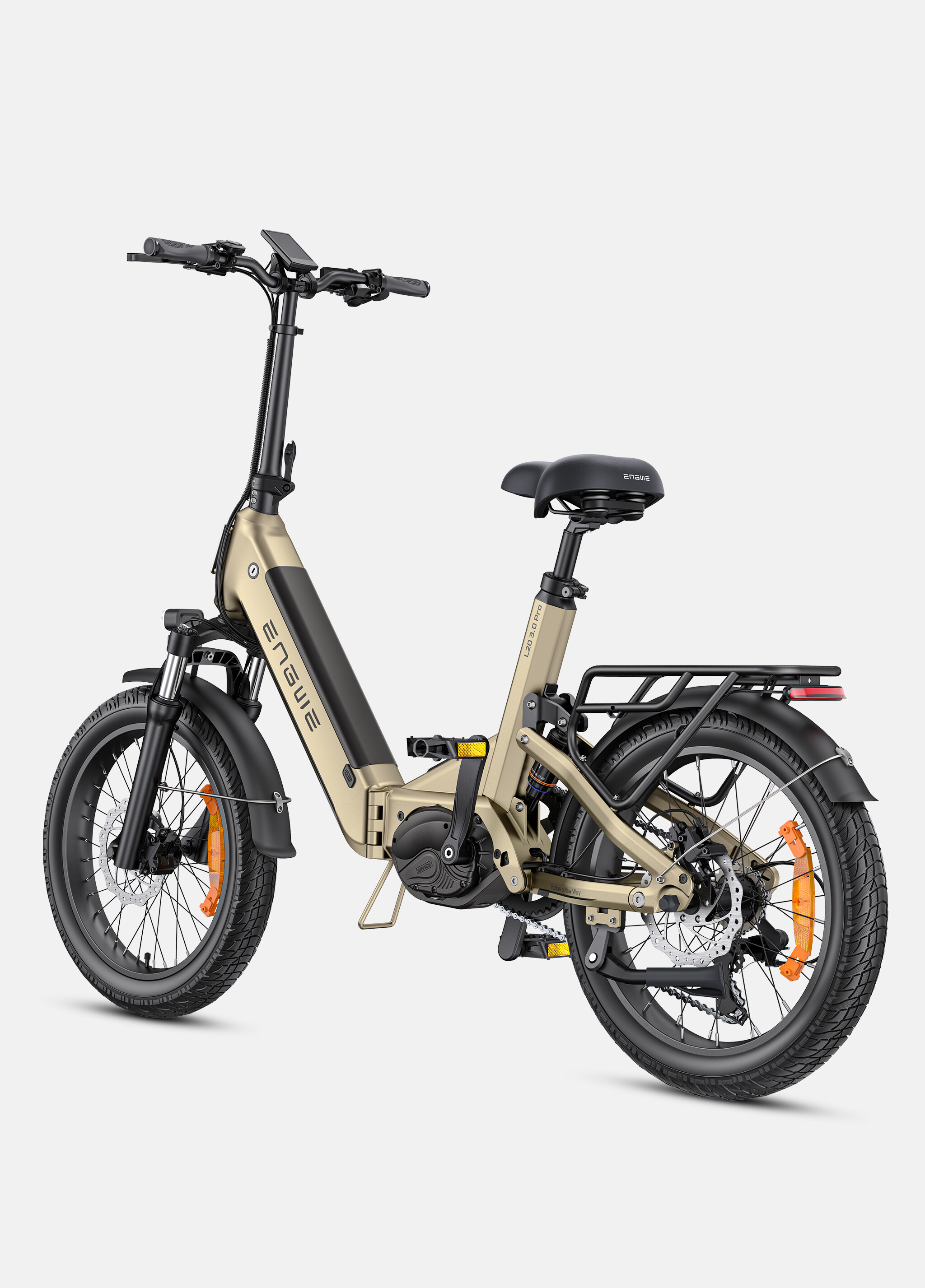 Una bicicletta elettrica beige e nera con telaio basso, copertoni larghi, forcella ammortizzata e portapacchi posteriore.