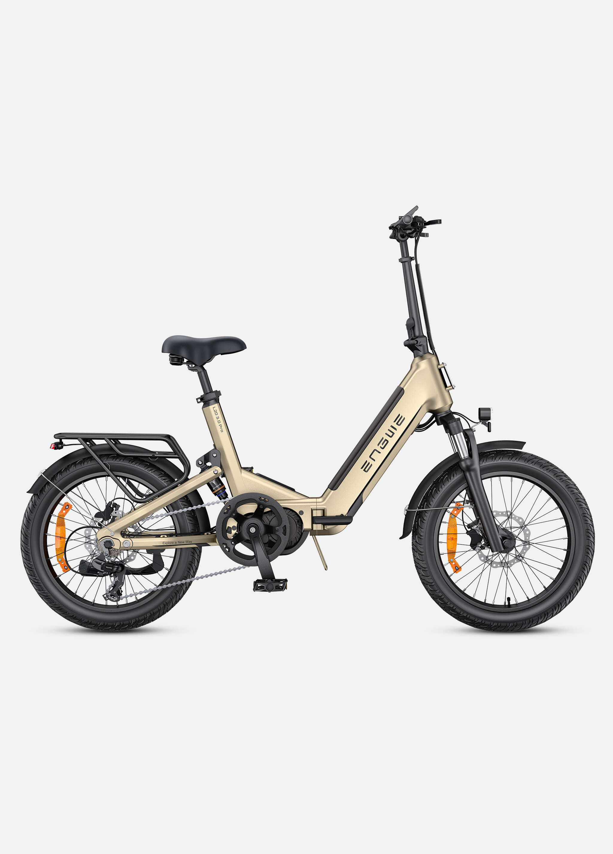 Una bicicletta elettrica beige con pneumatici larghi, sella nera e portapacchi su sfondo bianco.