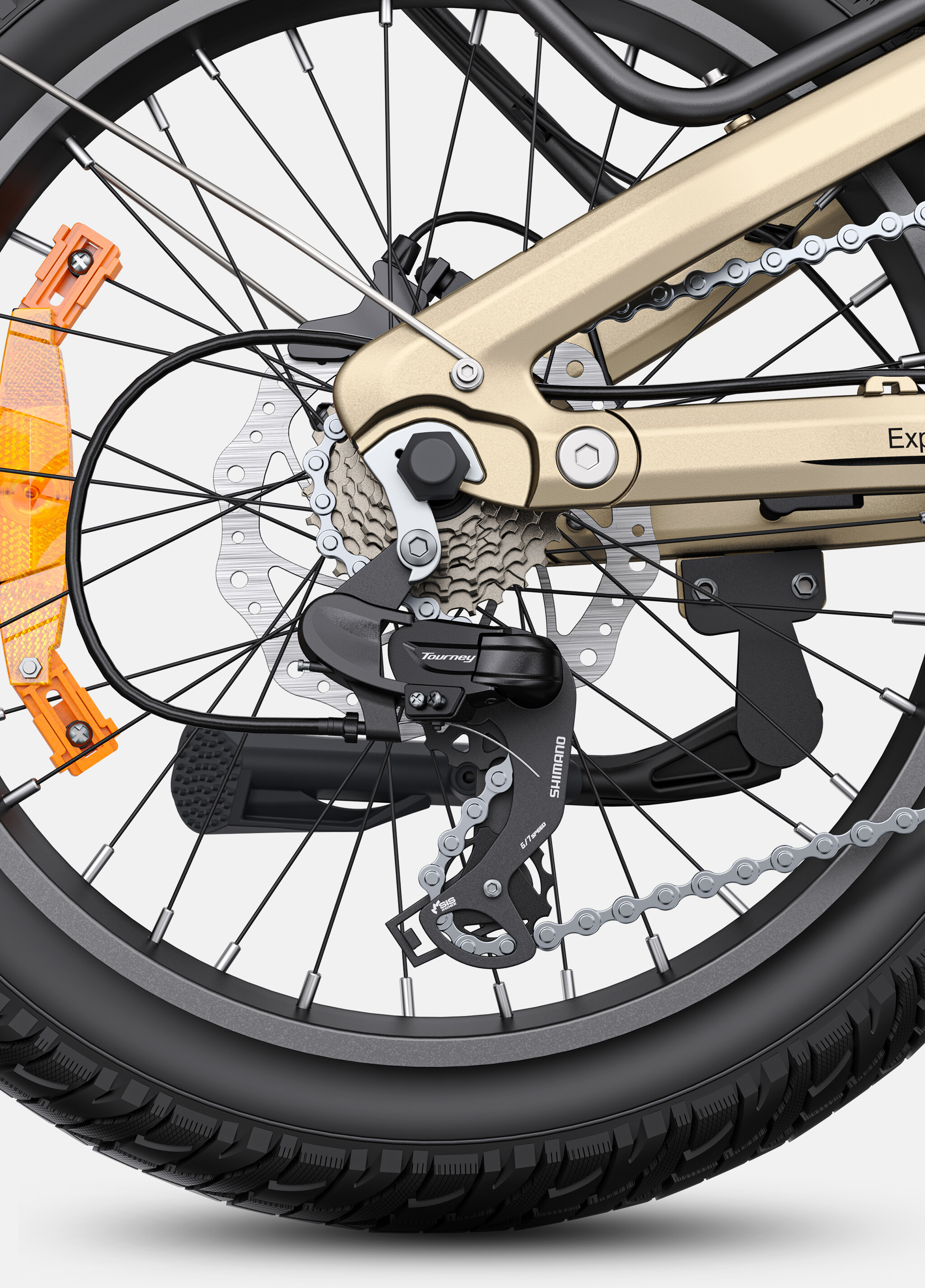 Primo piano della sospensione posteriore dorata, del cambio Shimano e del freno a disco di una bicicletta.