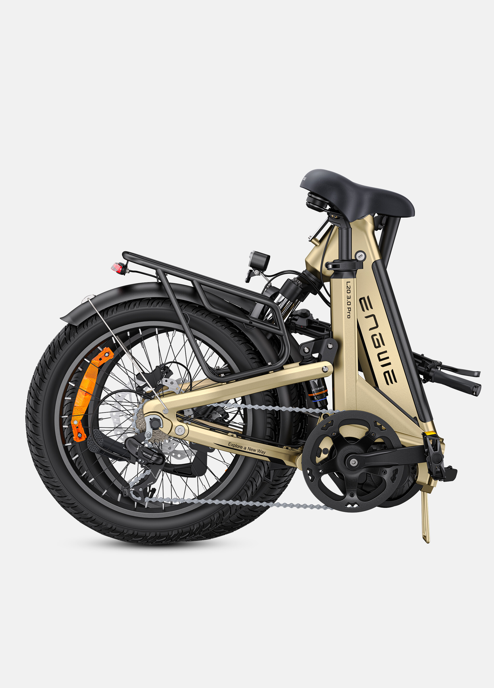 Una bici elettrica dorata piegata con pneumatici neri e portapacchi.