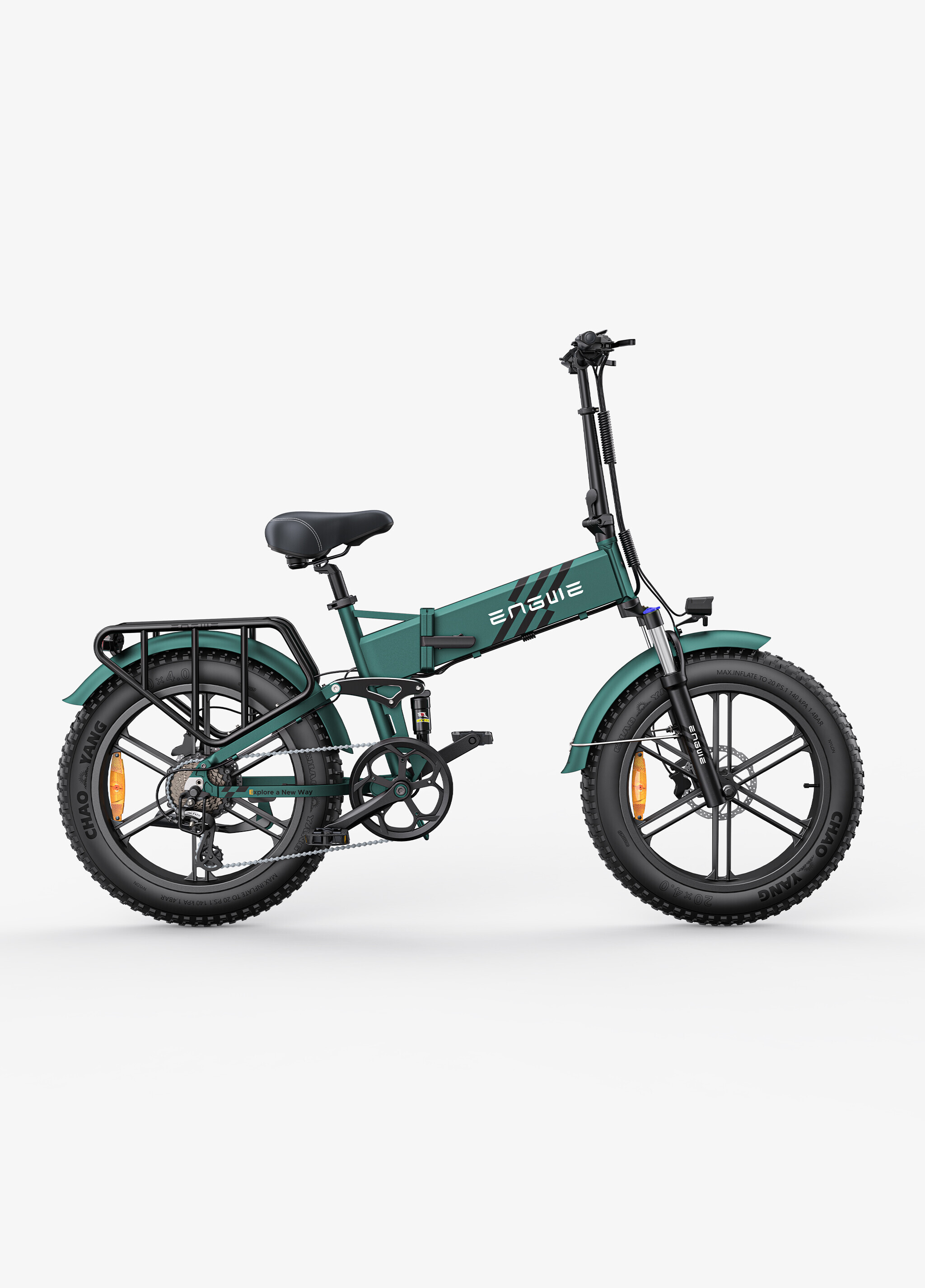 Una bicicletta elettrica pieghevole verde con copertoni larghi e portapacchi su sfondo bianco.