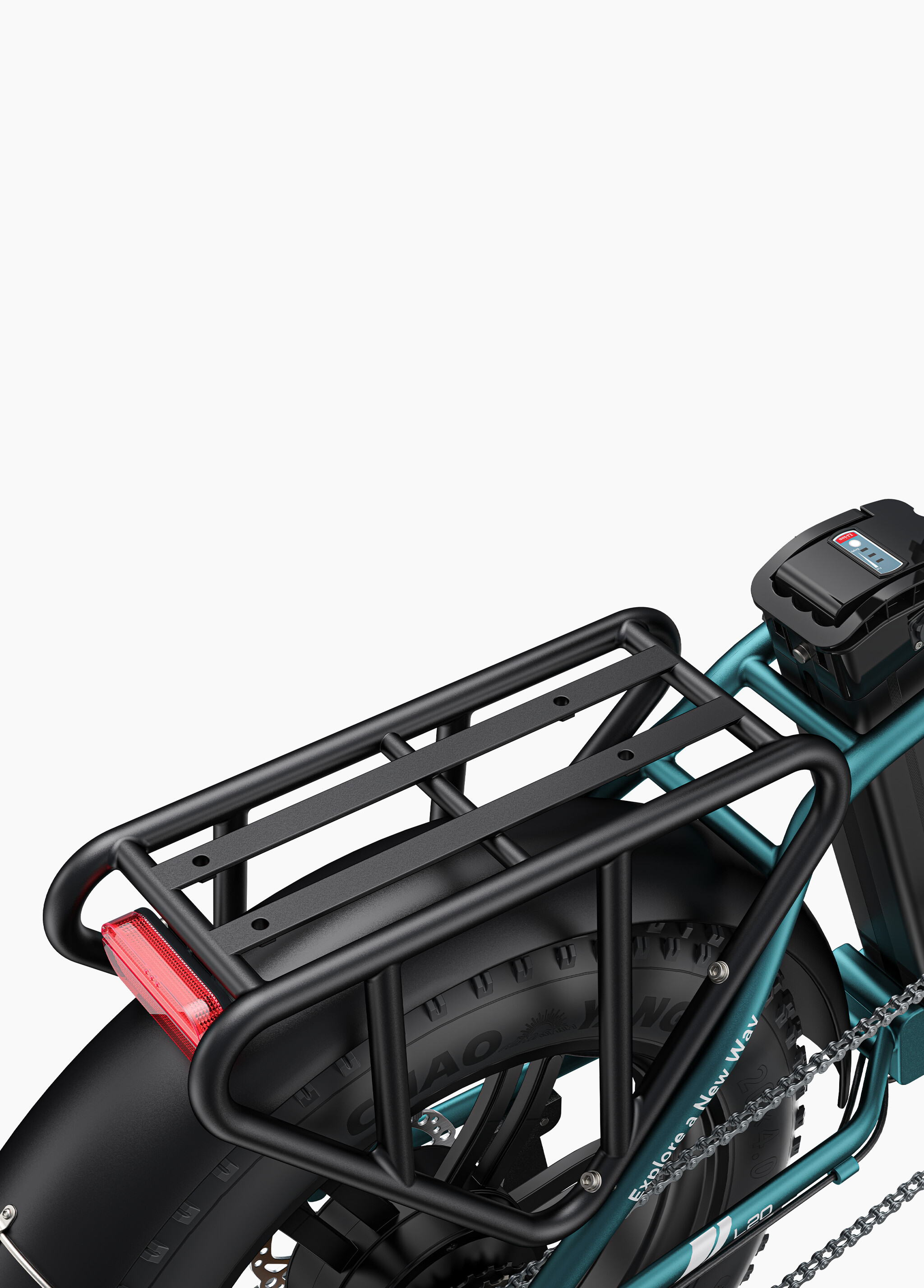 Parte posteriore di una bici elettrica verde acqua con portapacchi nero, batteria e pneumatico largo.