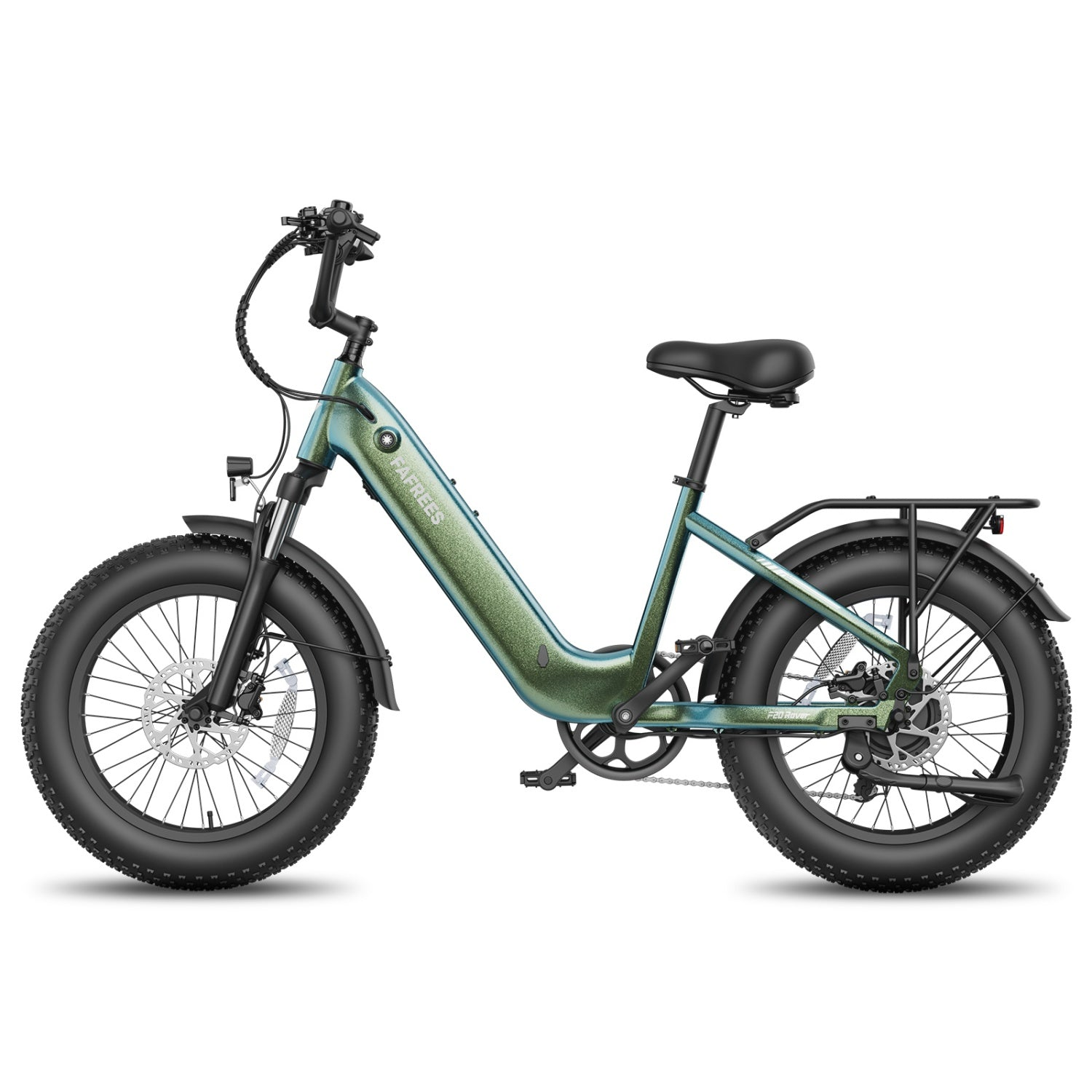 Ein blaugrünes E-Bike mit dicken Reifen, Gepäckträger und schwarzem Sattel auf weißem Hintergrund.