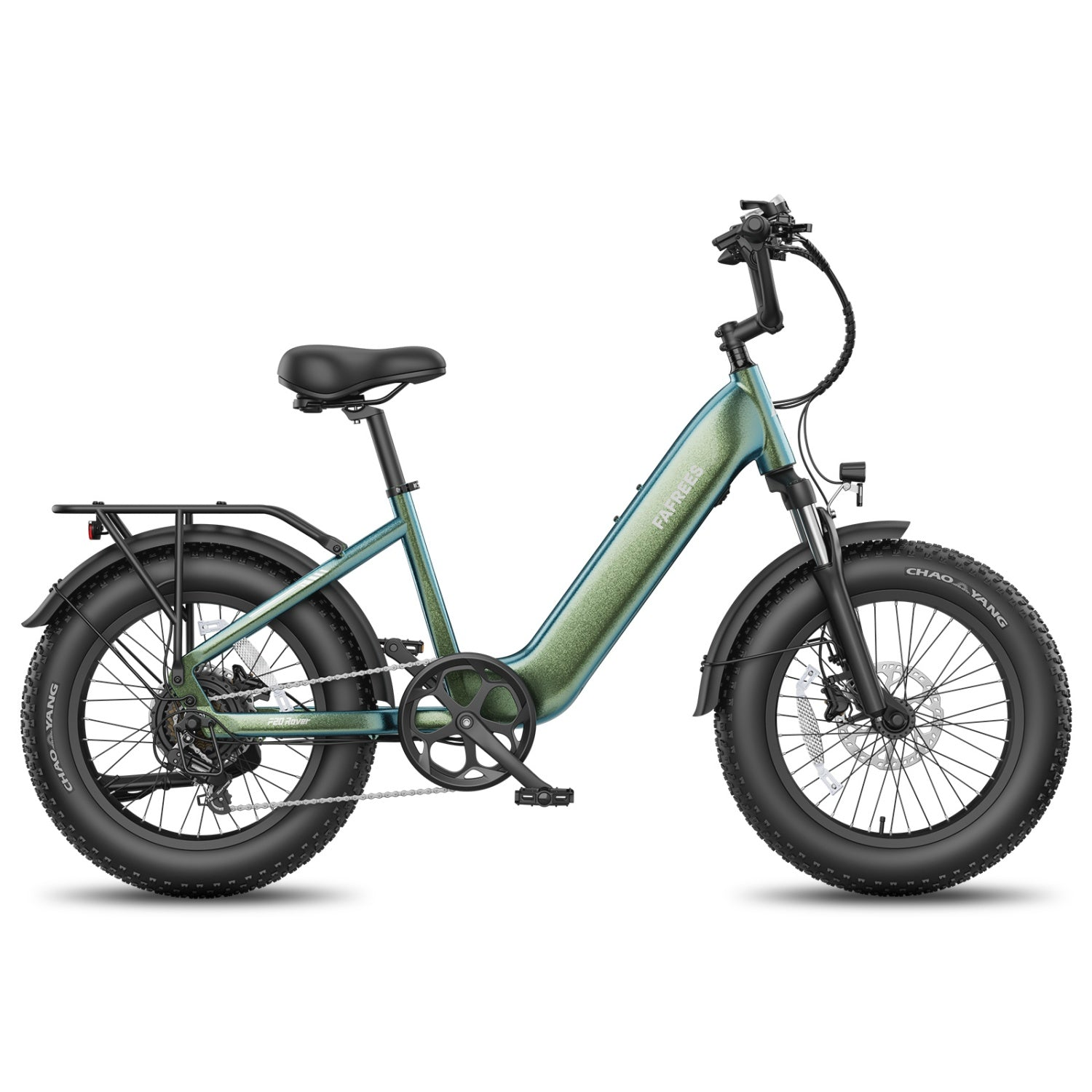Grünes Elektrofahrrad mit dicken Reifen, Gepäckträger und tiefem Einstieg auf weißem Hintergrund.