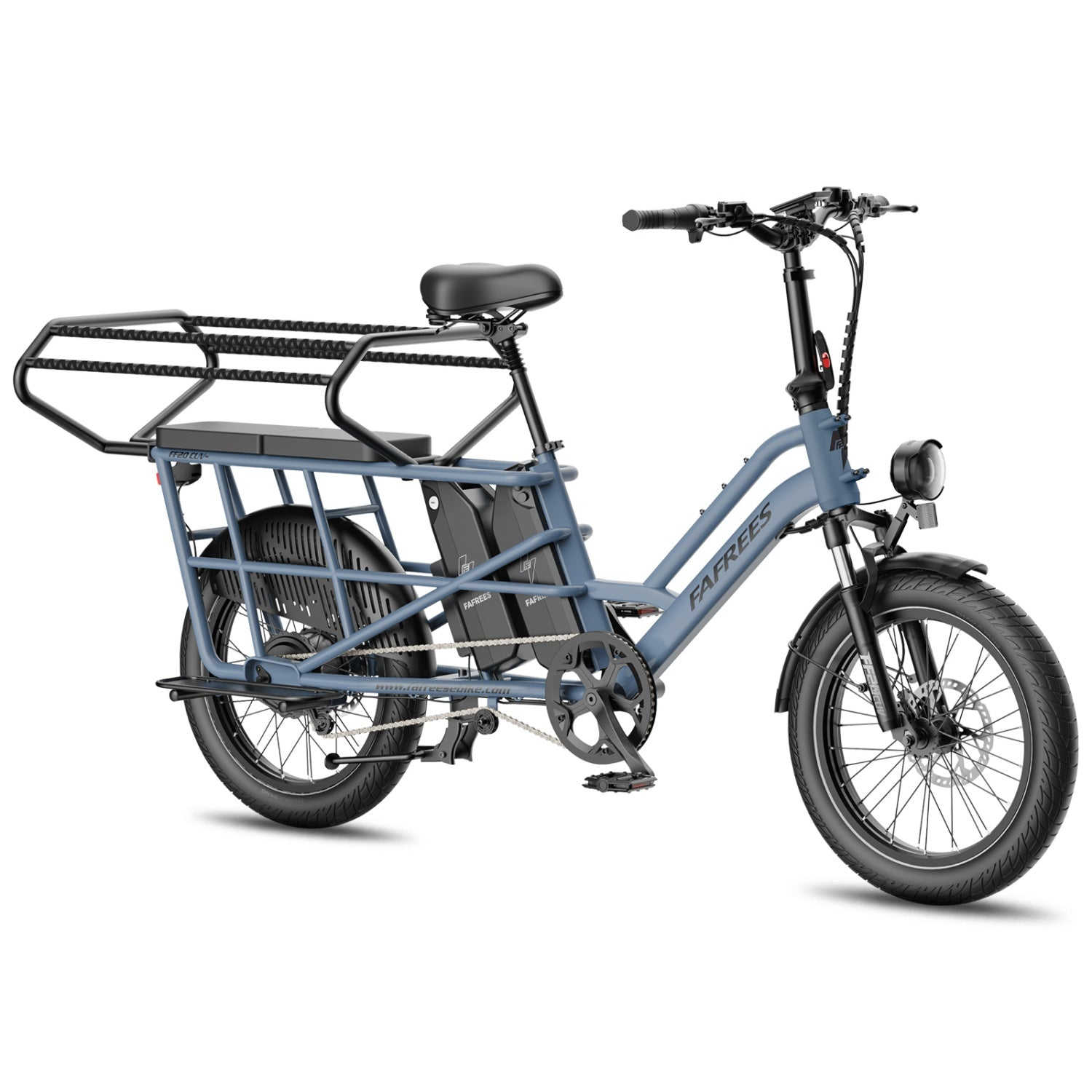 Ein blaues Lasten-E-Bike mit großem Gepäckträger, gepolstertem Sitz und Frontscheinwerfer auf weißem Hintergrund.