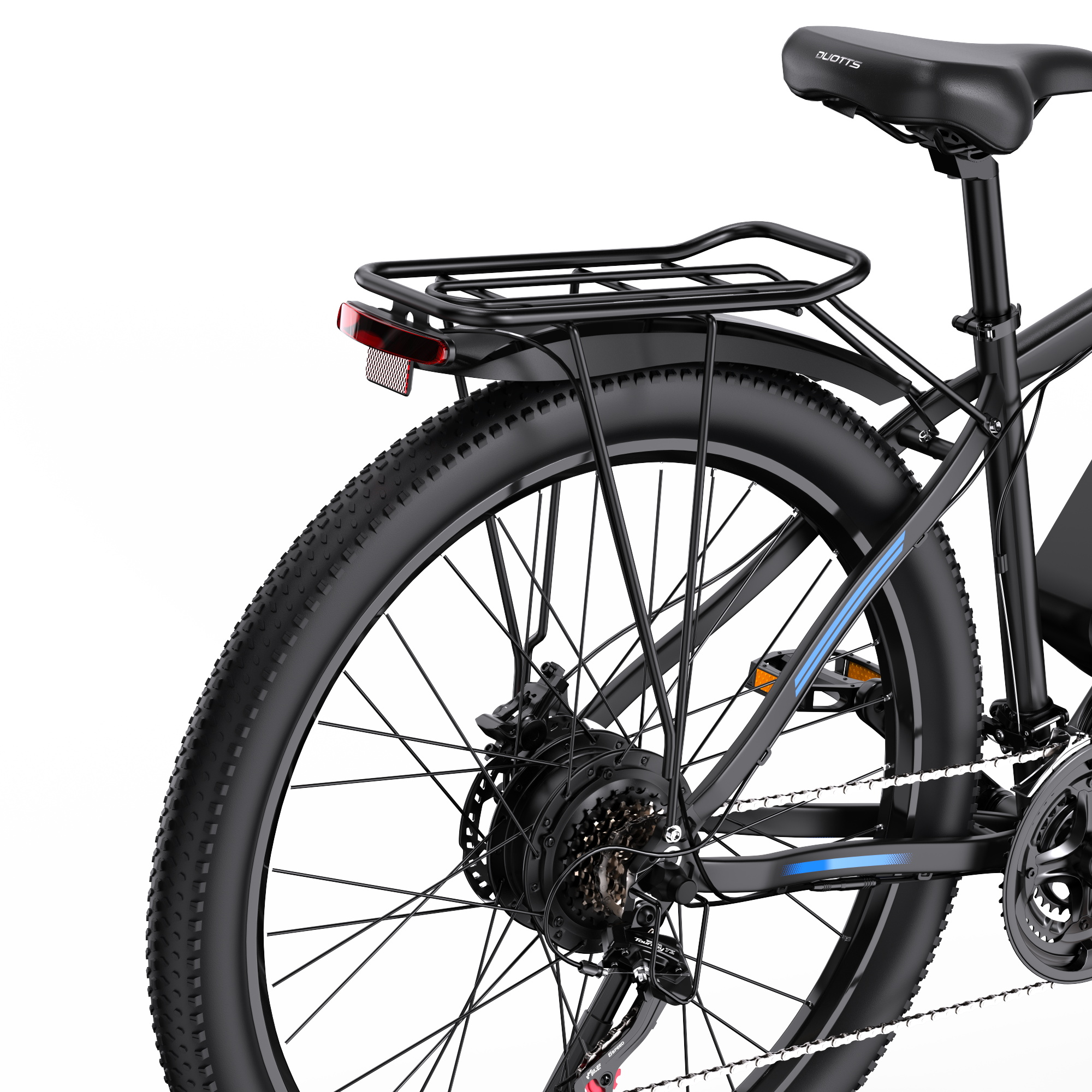 Nahaufnahme des schwarzen Hinterrads eines E-Bikes mit Gepäckträger und Rücklicht.