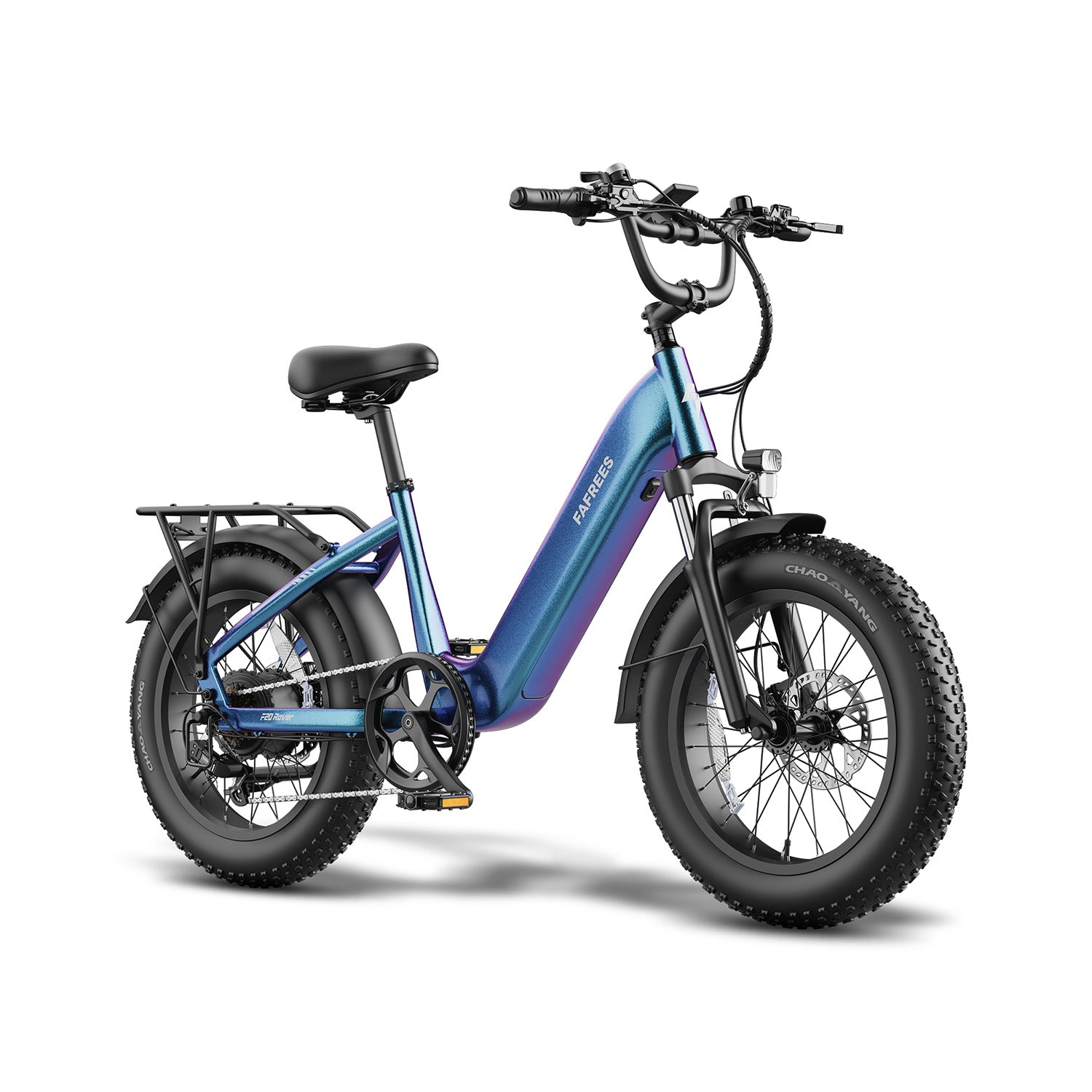 Ein blau schimmerndes E-Bike mit dicken Reifen, Gepäckträger und hohem Lenker auf weißem Hintergrund.