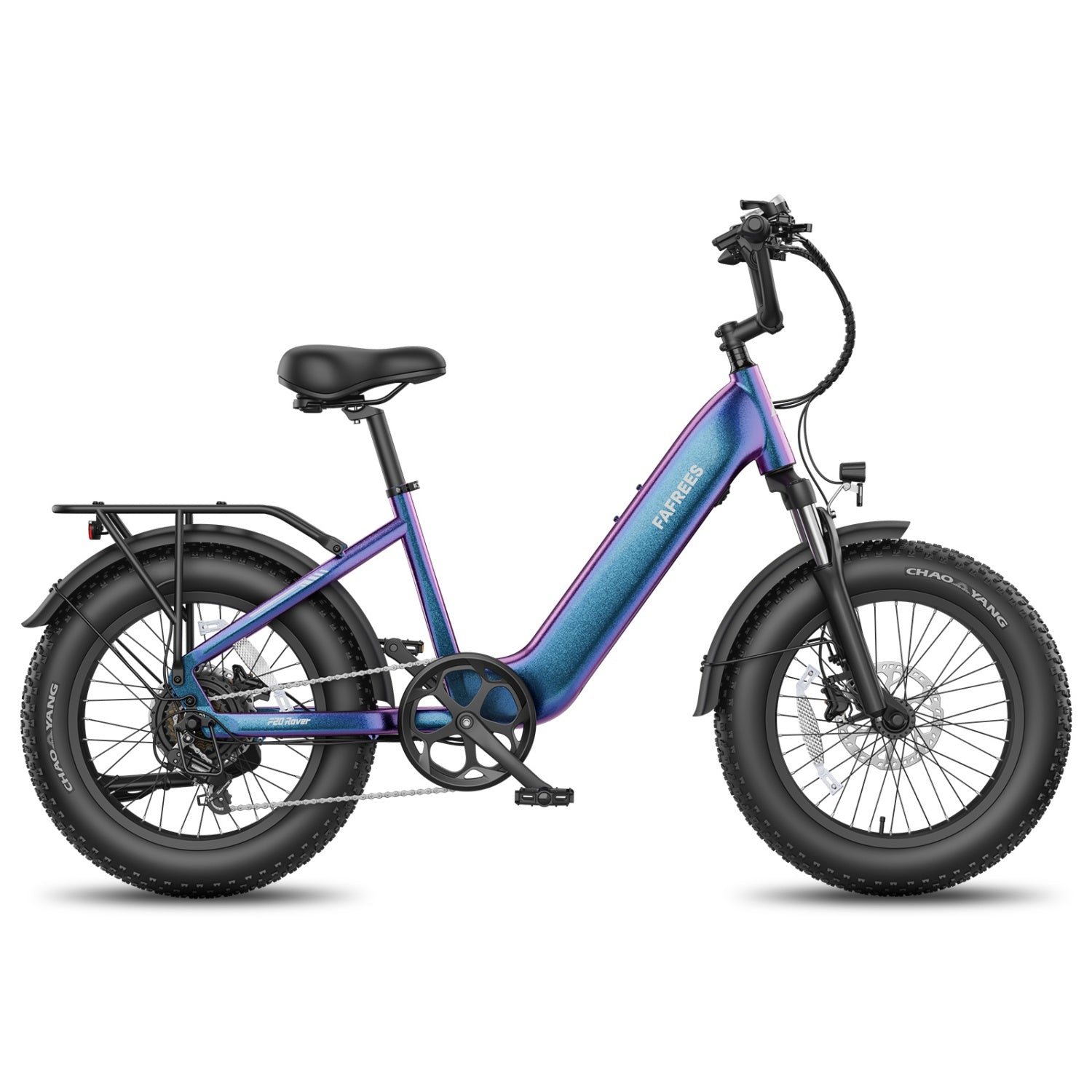 Ein blau-violettes E-Bike mit dicken Reifen, Gepäckträger und schwarzem Sattel vor weißem Hintergrund.