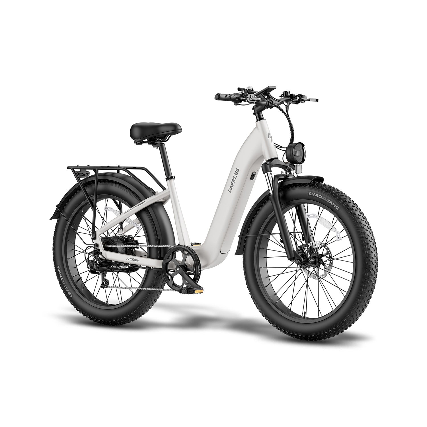 Ein weißes Elektrofahrrad mit dicken Reifen, Gepäckträger, Frontscheinwerfer und schwarzem Sattel auf weißem Grund.