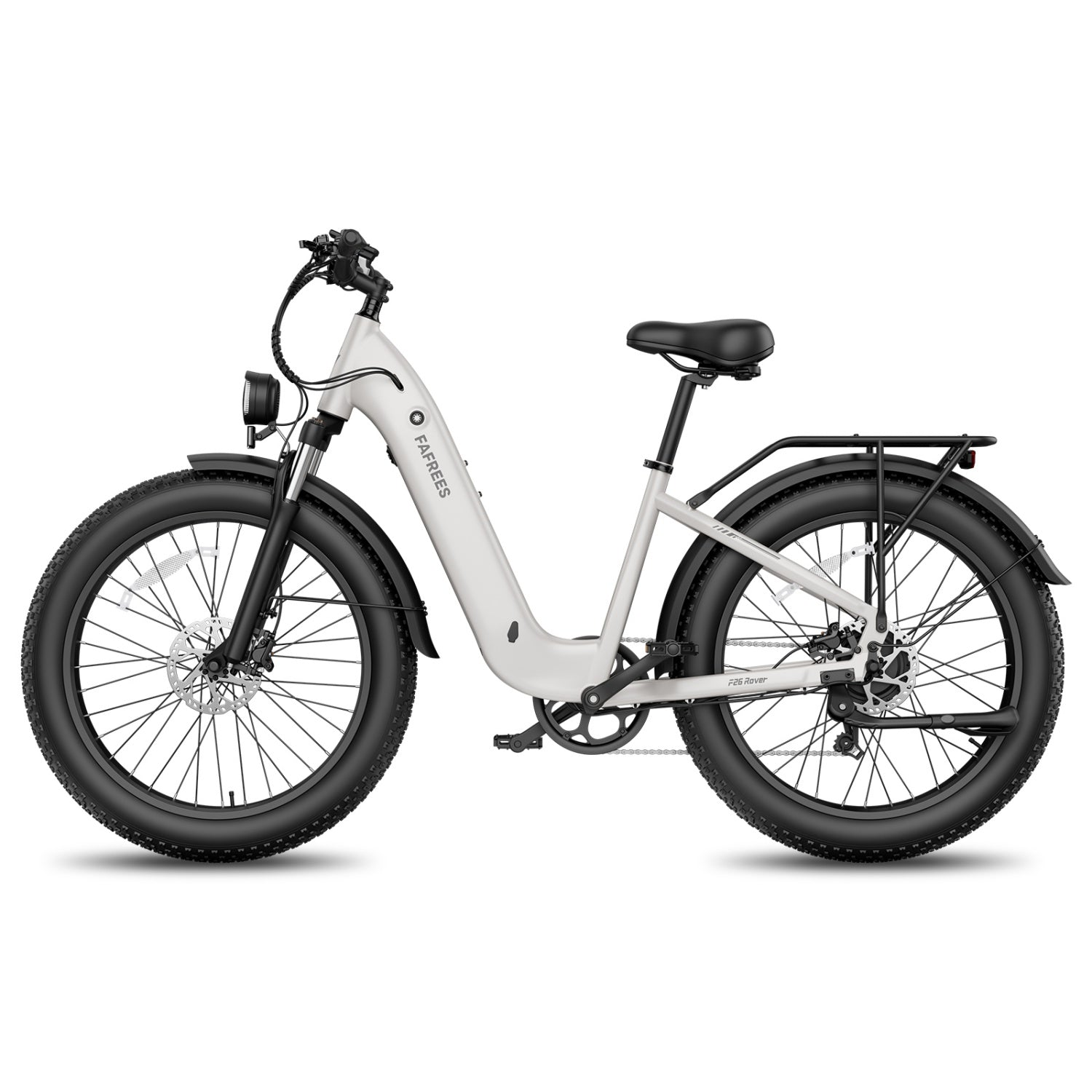 Ein weißes Elektrofahrrad mit dicken Reifen, schwarzem Lenker und Gepäckträger vor weißem Hintergrund.