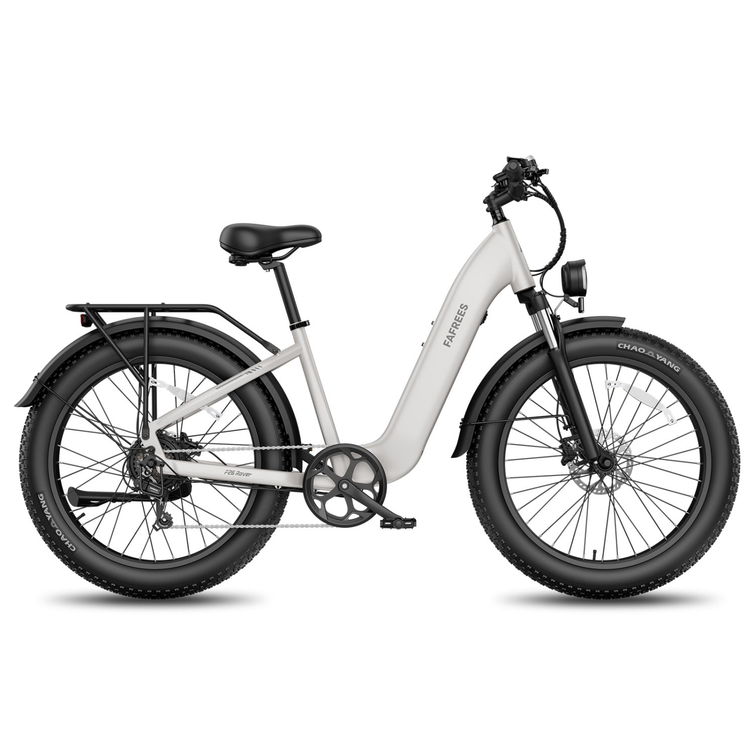 Ein hellgraues Elektro-Fatbike mit schwarzem Sattel, Gepäckträger und dicken Reifen vor weißem Hintergrund.