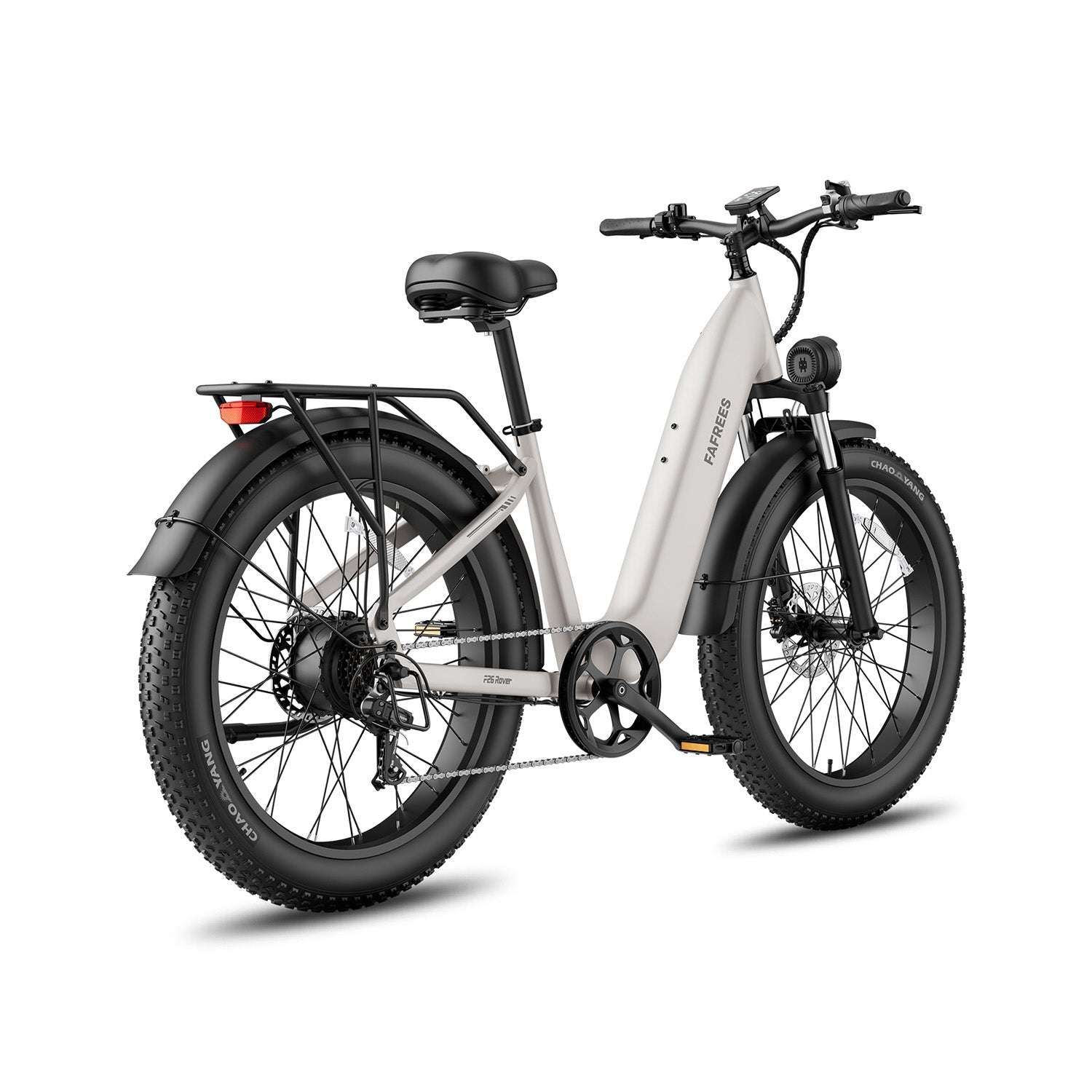 Ein hellgraues E-Fatbike mit schwarzen Schutzblechen, dicken Reifen und Gepäckträger auf weißem Hintergrund.