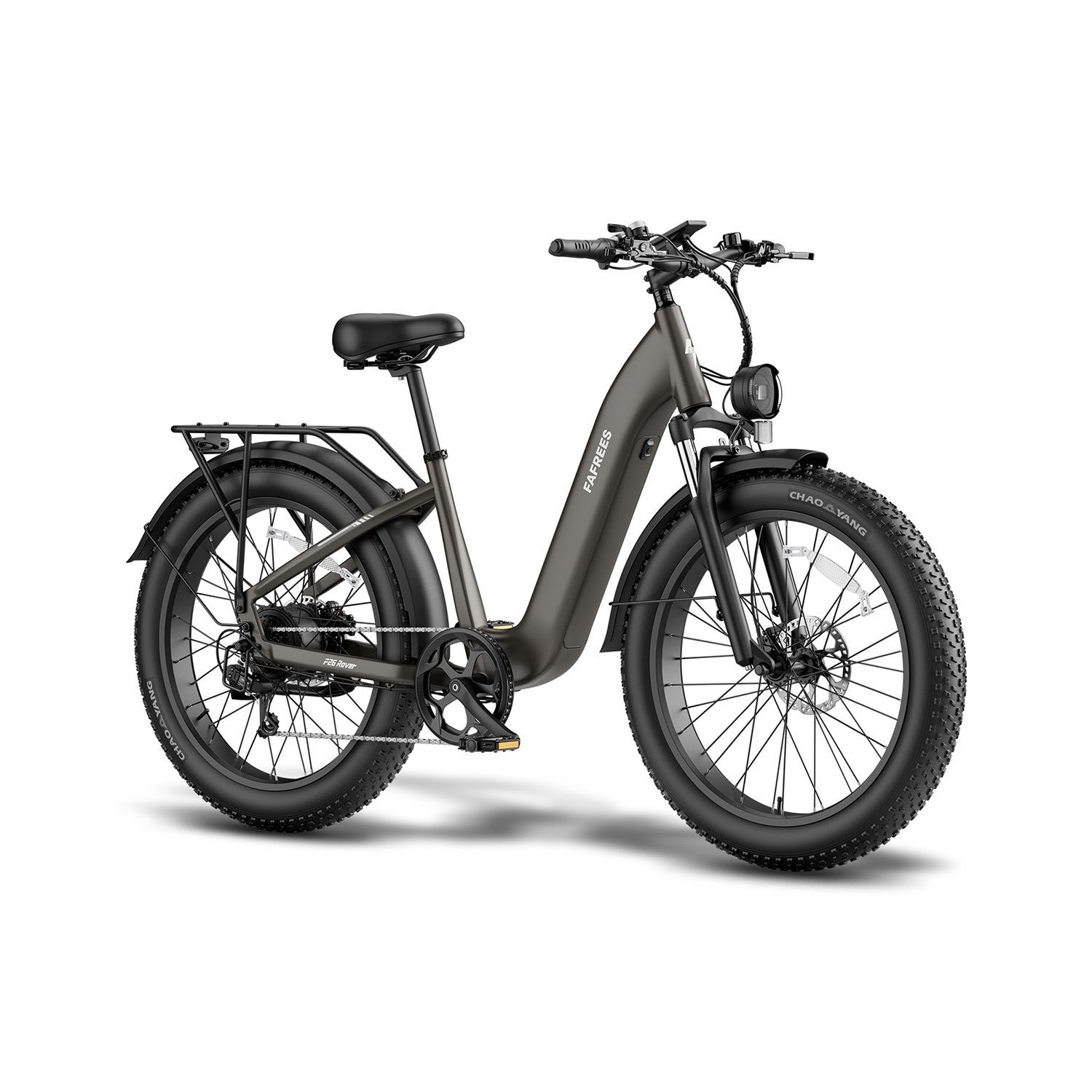 Ein dunkelgraues E-Fatbike mit Tiefeinstieg, Gepäckträger und Frontscheinwerfer, isoliert auf weiß.