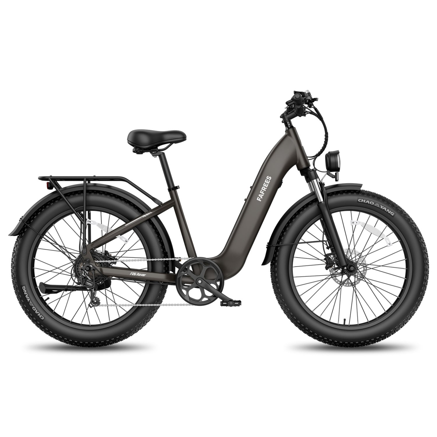 Ein schwarzes E-Bike mit dicken Reifen, Tiefeinstieg, Gepäckträger und Frontscheinwerfer vor weißem Hintergrund.