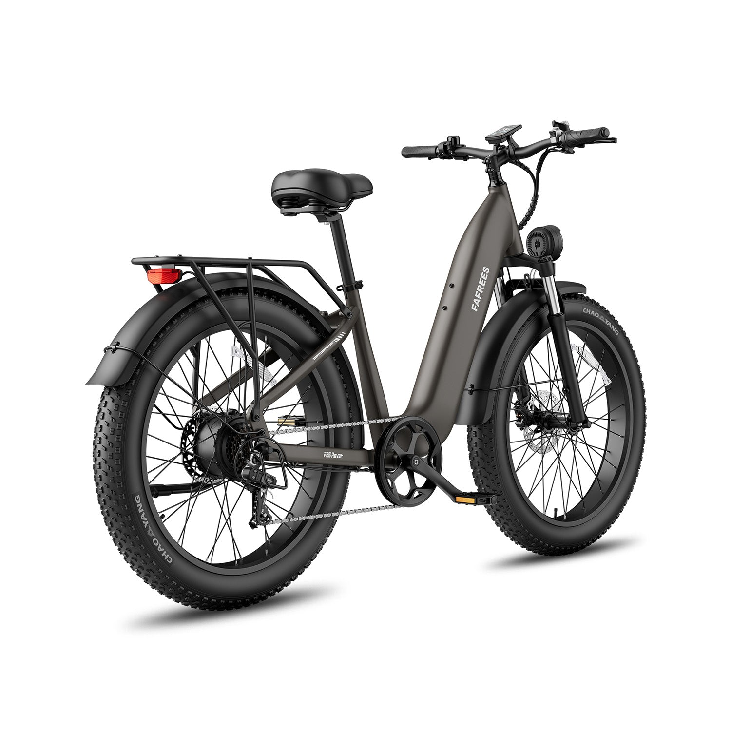 Ein schwarzes Fafrees Elektrofahrrad mit dicken Reifen, Gepäckträger und tiefem Einstieg vor weißem Hintergrund.